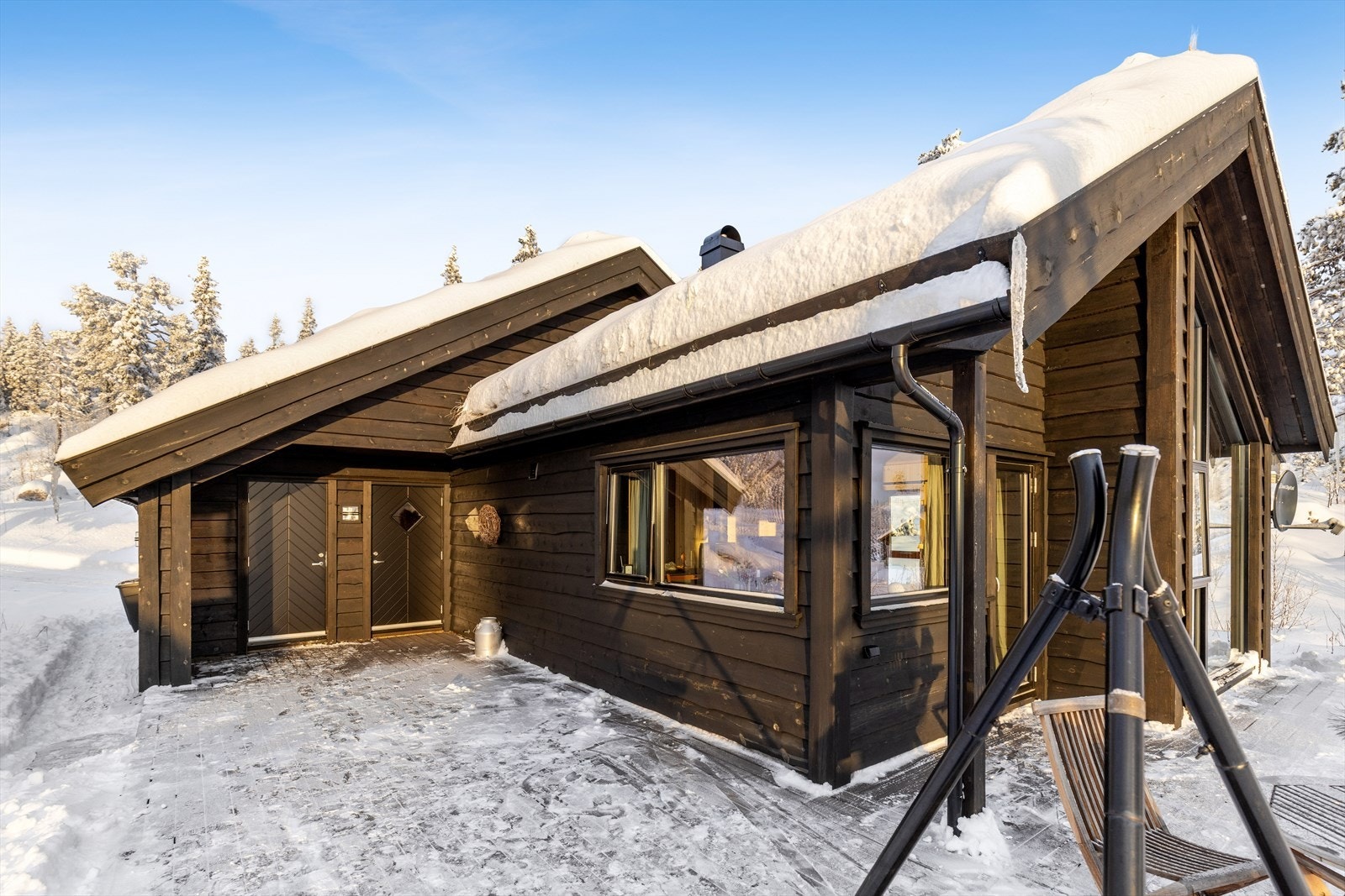 Trivelig adkomst via terrassen og overbygget inngangsparti. Fra inngangspartiet er det bi-inngang til en romslig sportsbod/vaskerom med god oppbevaringsplass for skiutstyr, ekstra kjøleskap o.l. Galleribilde