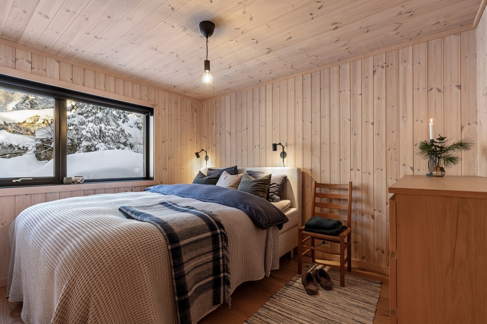 Hytta har til sammen 3 soverom og hems. Alle rommene er av god størrelse, de to største rommene har plass til dobbeltseng og garderobeløsning. Galleribilde