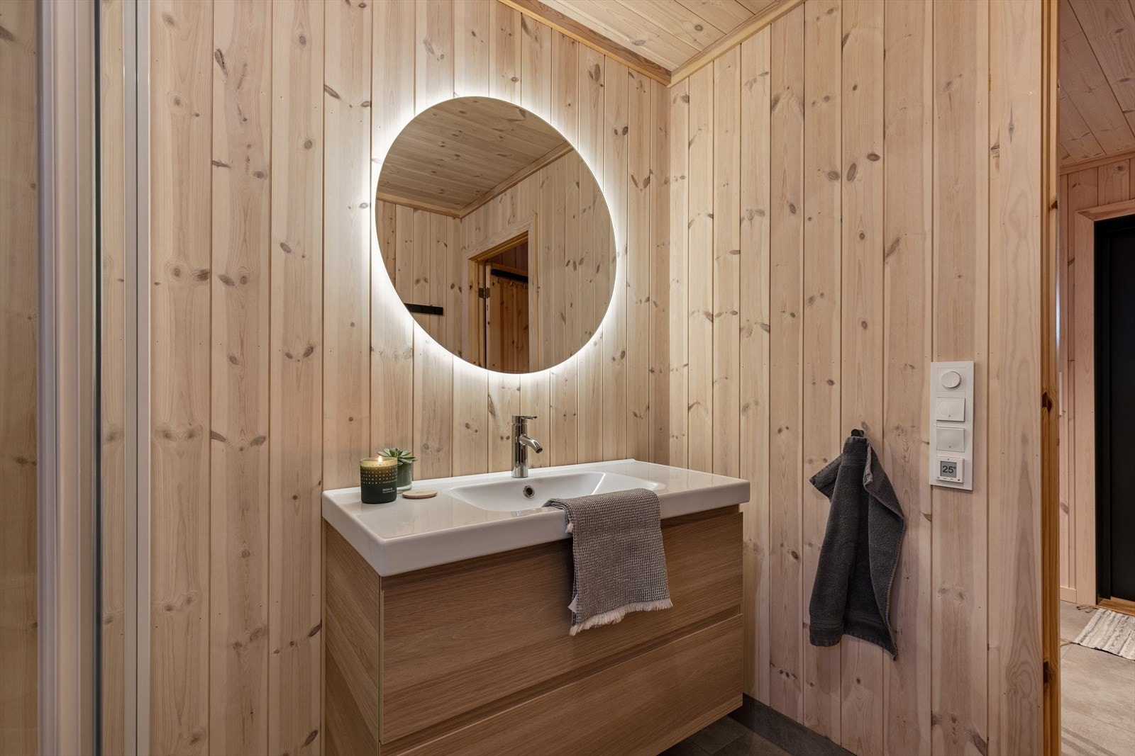 Rommet er innredet med wc, servantinnredning og dusjkabinett. Galleribilde