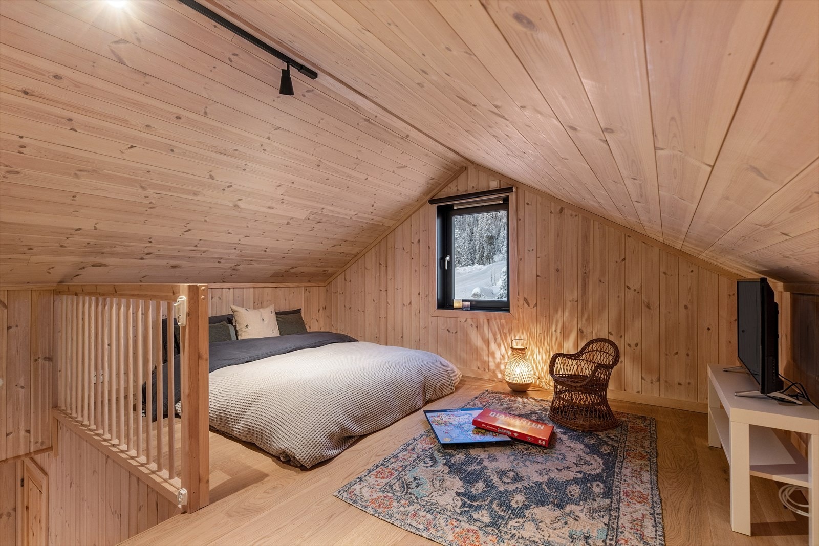 Hemsen egner seg ypperlig som "barne- og ungdomsavdeling". Det gjøres oppmerksom på at hems ikke har målbart areal grunnet lav takhøyde. Galleribilde