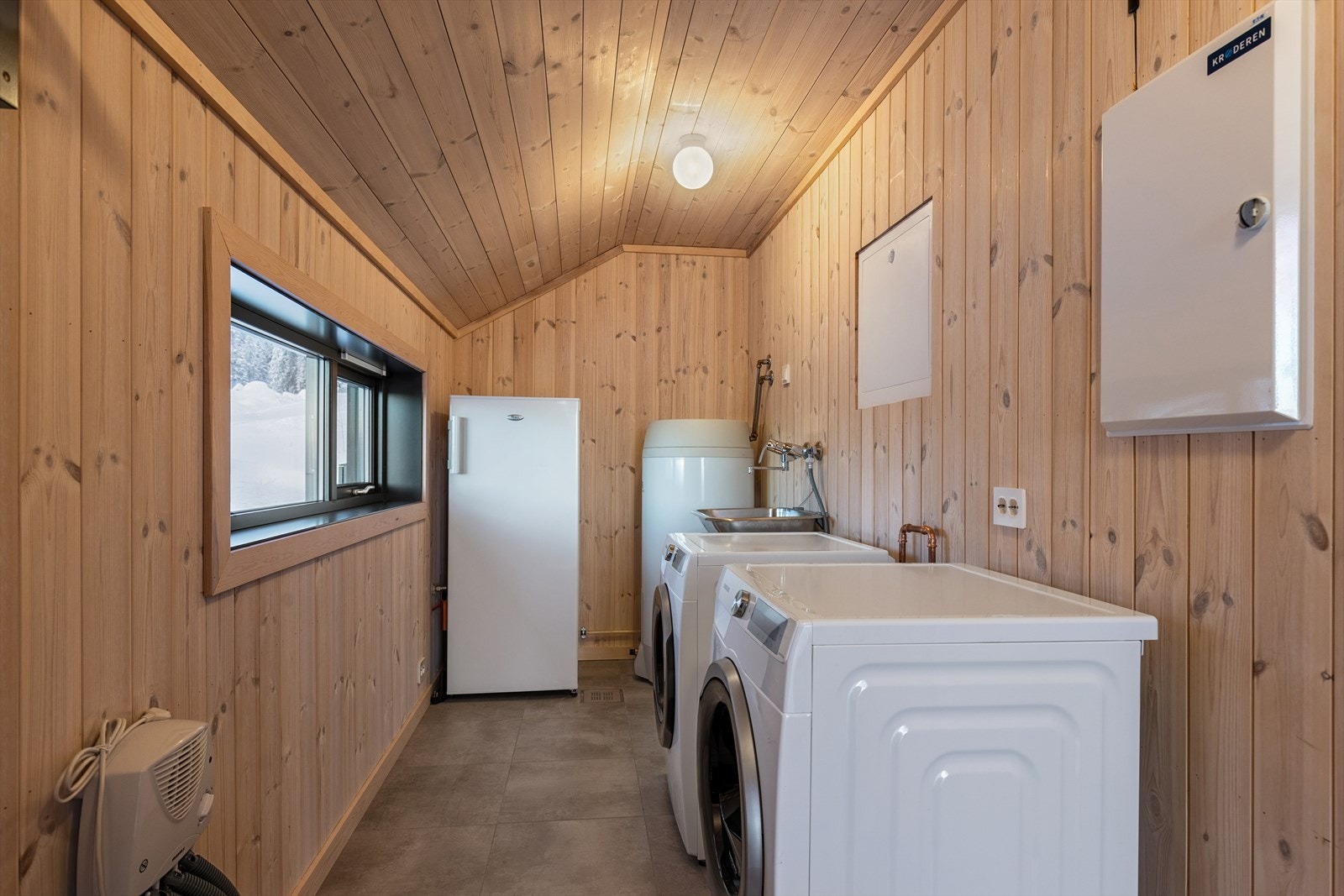 Vegg i vegg med badet ligger praktisk vaskerom/bod med plass for alt nødvendig utstyr. Galleribilde