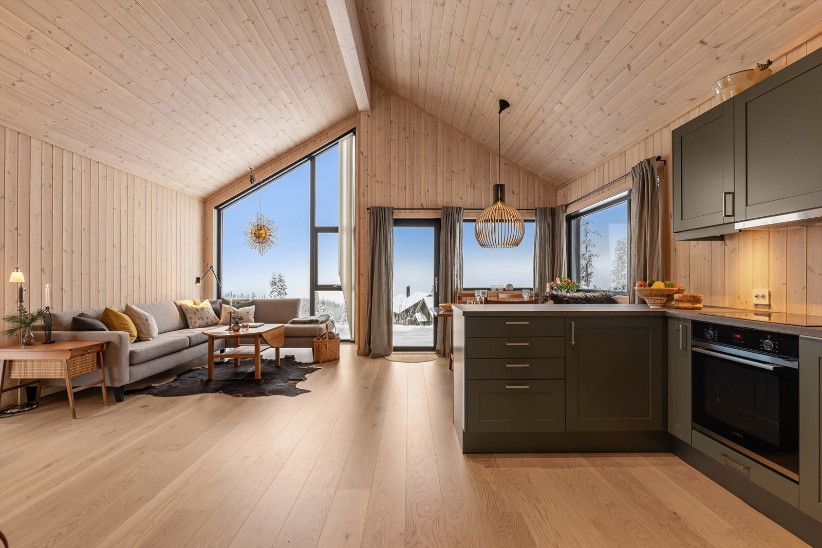 Lys og meget romslig stue/spisestueavdeling med flere innredningsmuligheter. Galleribilde