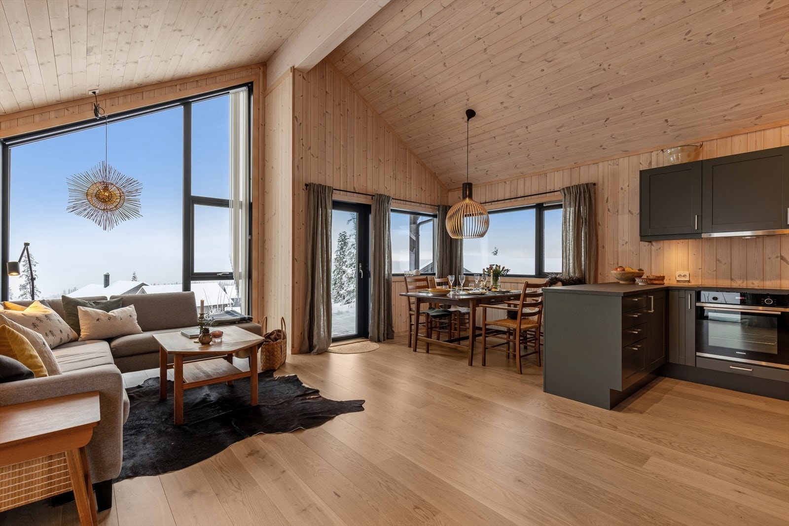 Flotte parkettgulv panel på vegger og tak gir en trivelig hyttefølelse. Galleribilde