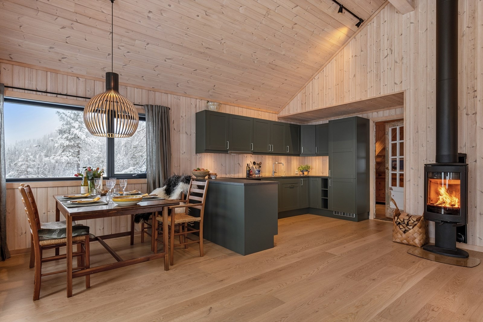 Stort, innbydende og funksjonelt kjøkken med flott kjøkkeninnredning. Kjøkkenet byr på mye oppbevarings- og arbeidsplass. Galleribilde