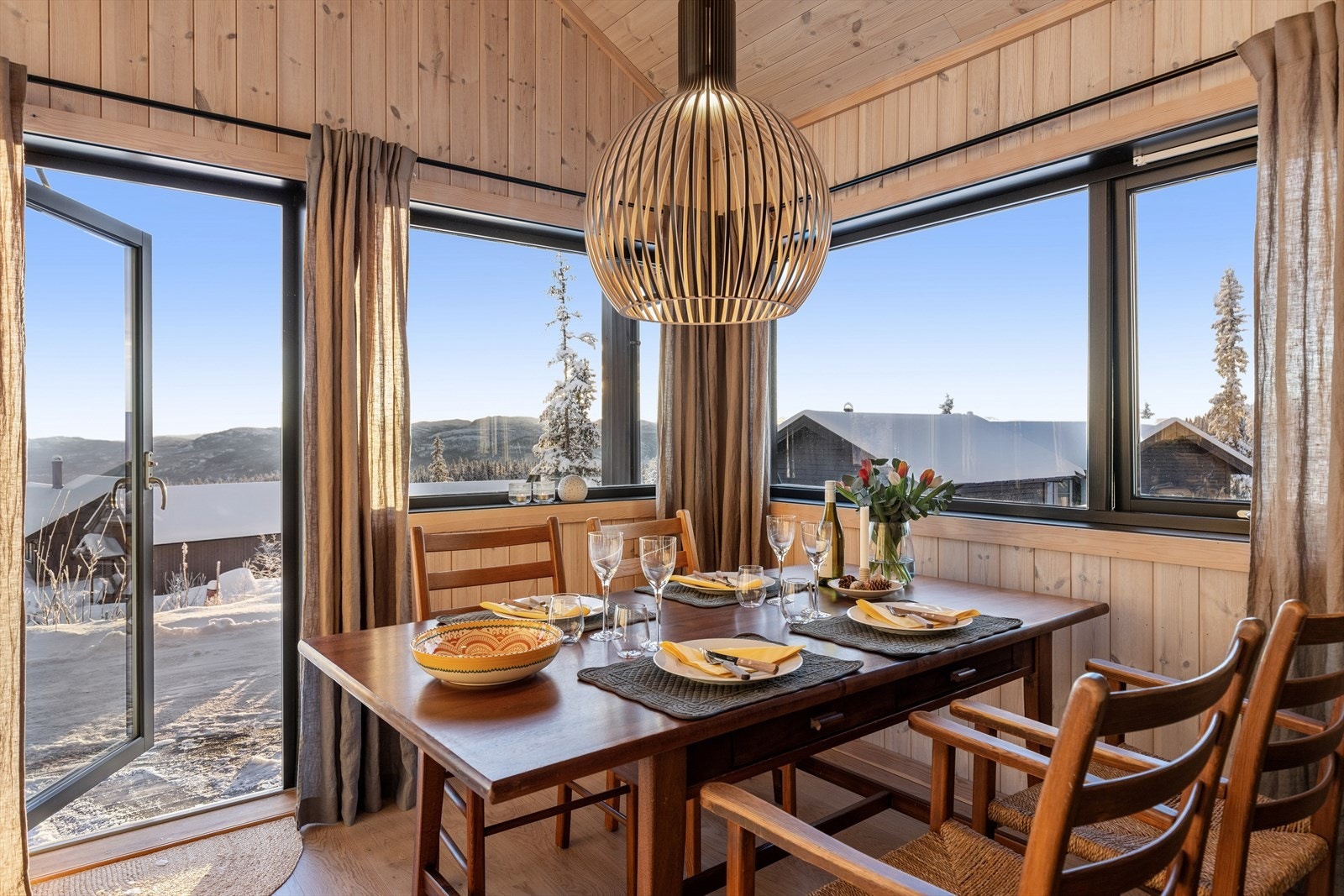 Fra stuen er det utgang til stor og solrik terrasse med nydelig utsikt mot fjellheimen. Galleribilde