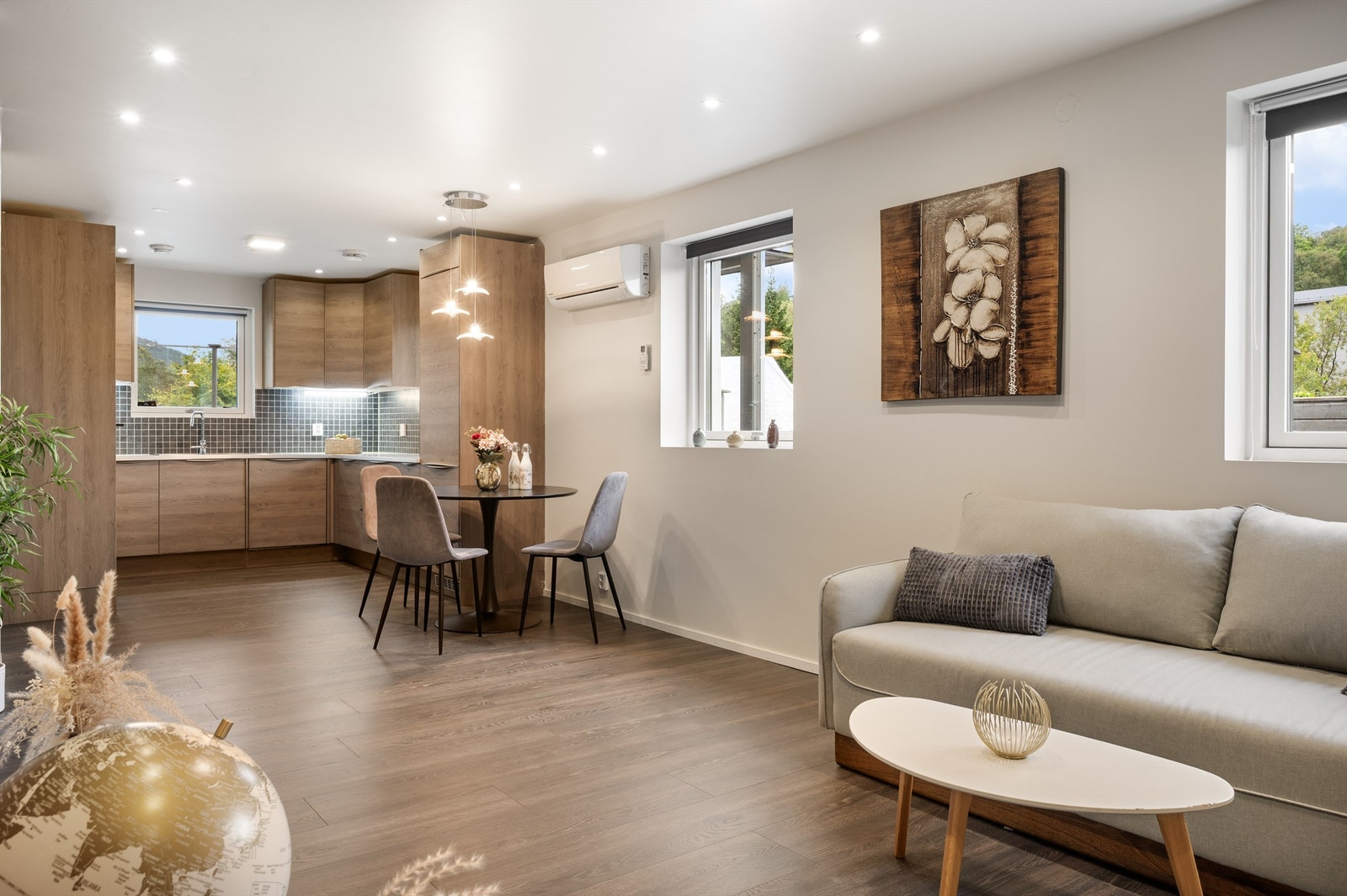 Leiligheten ligger i fint til i underetasjen og er 1 av 3 leiligheter huset. Boligen byr på store vindusflater som sørger for godt med lysinnslipp. Galleribilde
