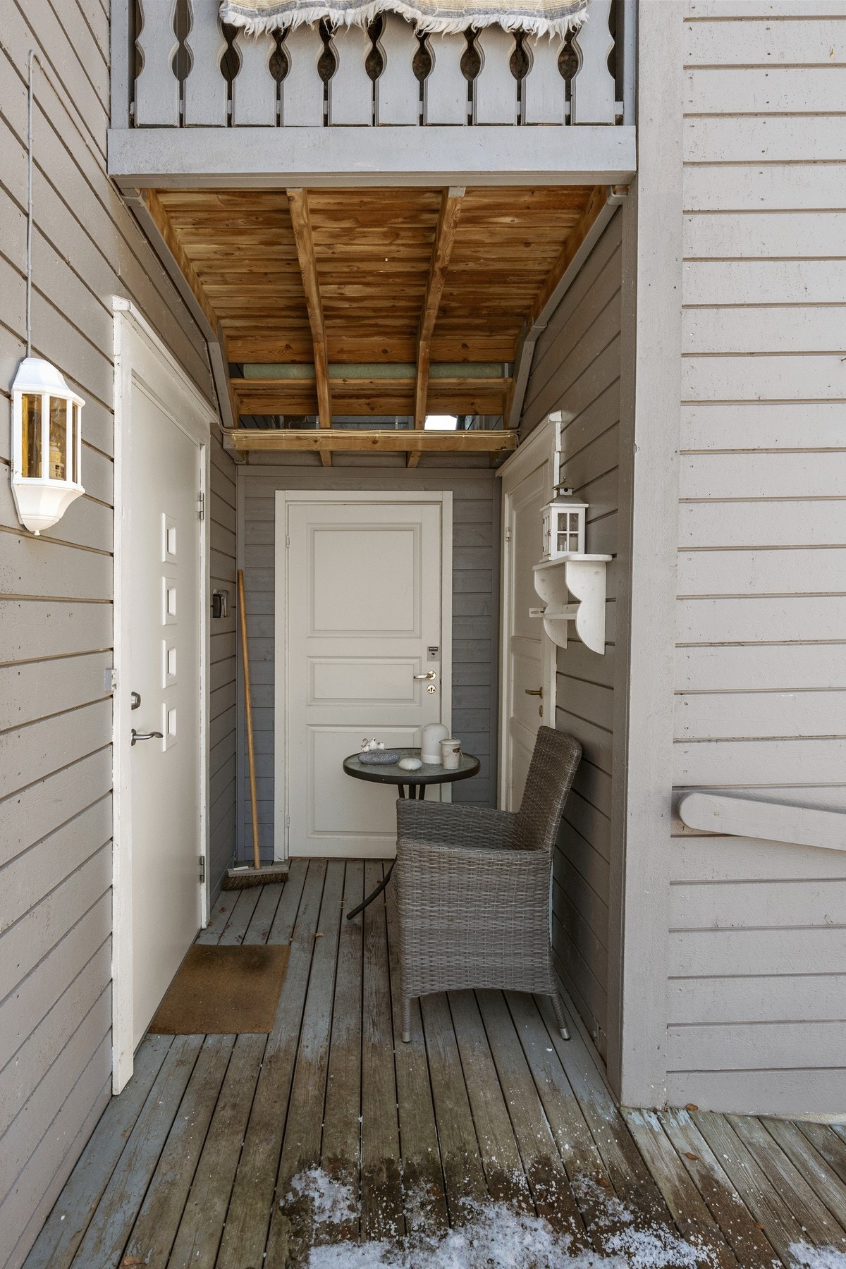 Ved inngangspartiet er det dør inn til to boder hhv. ca 2 kvm og ca 6 kvm. Galleribilde