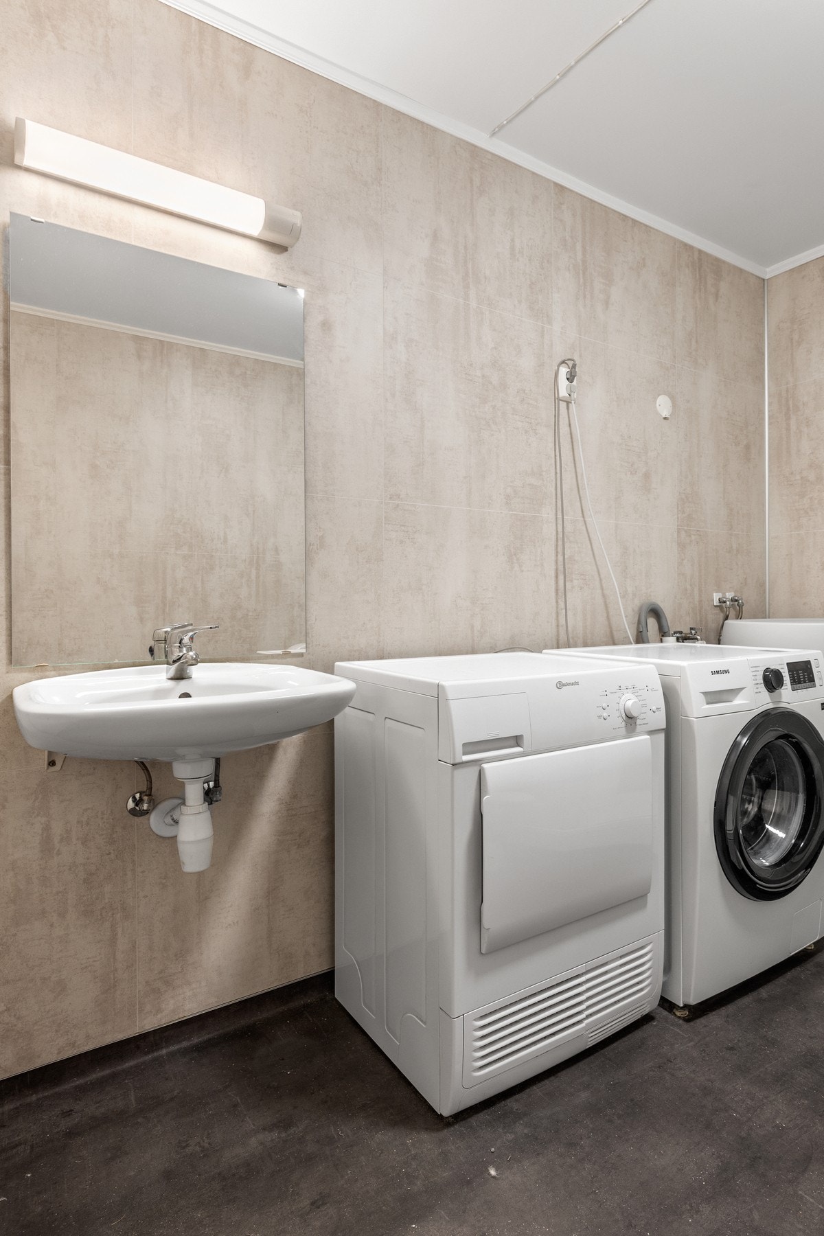 Utstyrt med dusjkabinett, toalett, servant og opplegg for vaskemaskin. Galleribilde