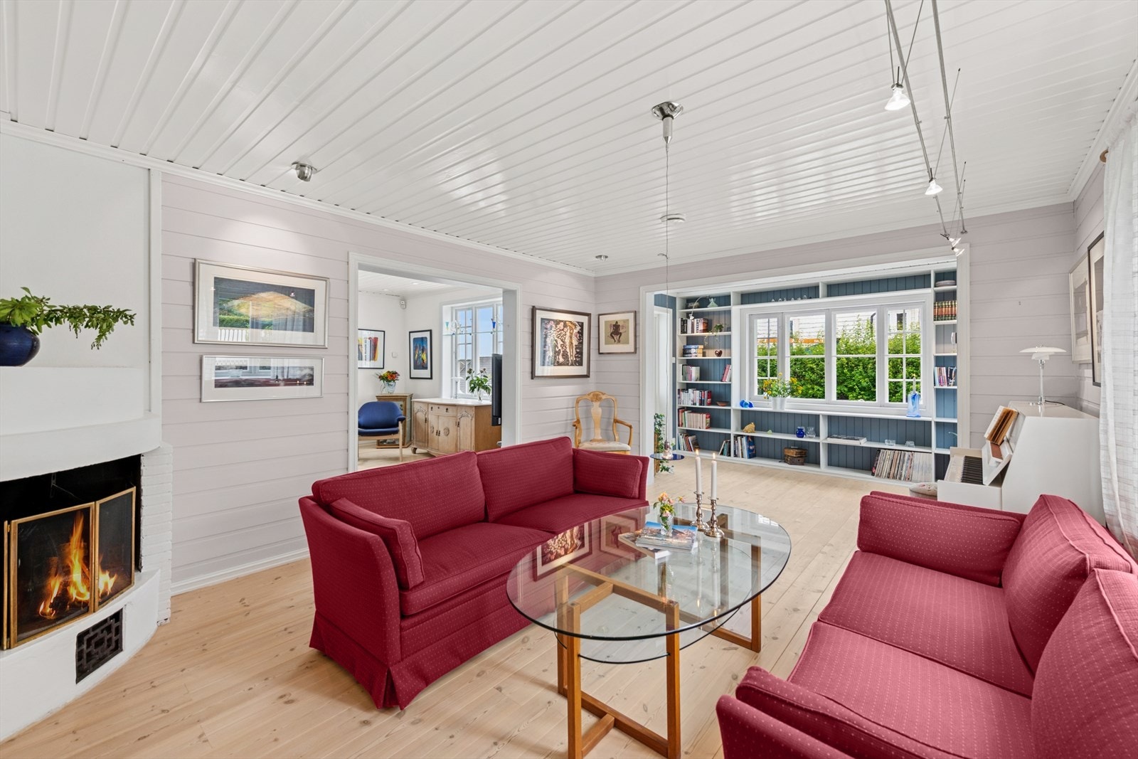 Stuen er et av flere oppholdsrom og har en peisinnsats for vedfyring. Galleribilde