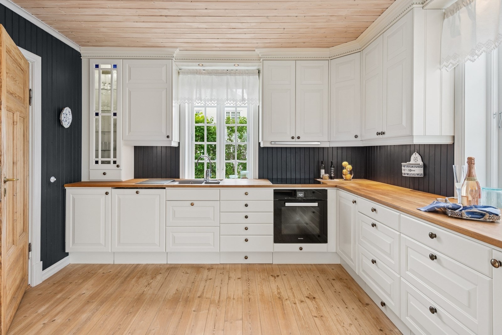 Kjøkkenet ble modernisert i 2007 og har en solid benkeplate i heltre. Galleribilde