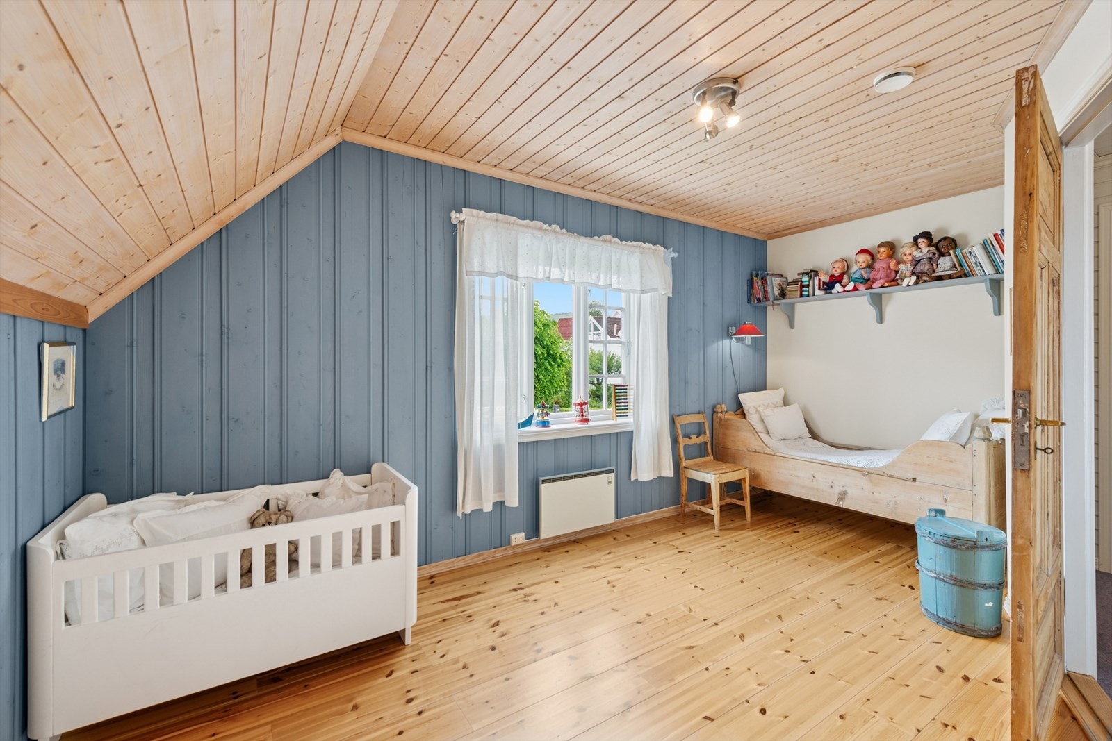 Et av soverommene i andre etasje, med god plass til både seng og lek. Galleribilde