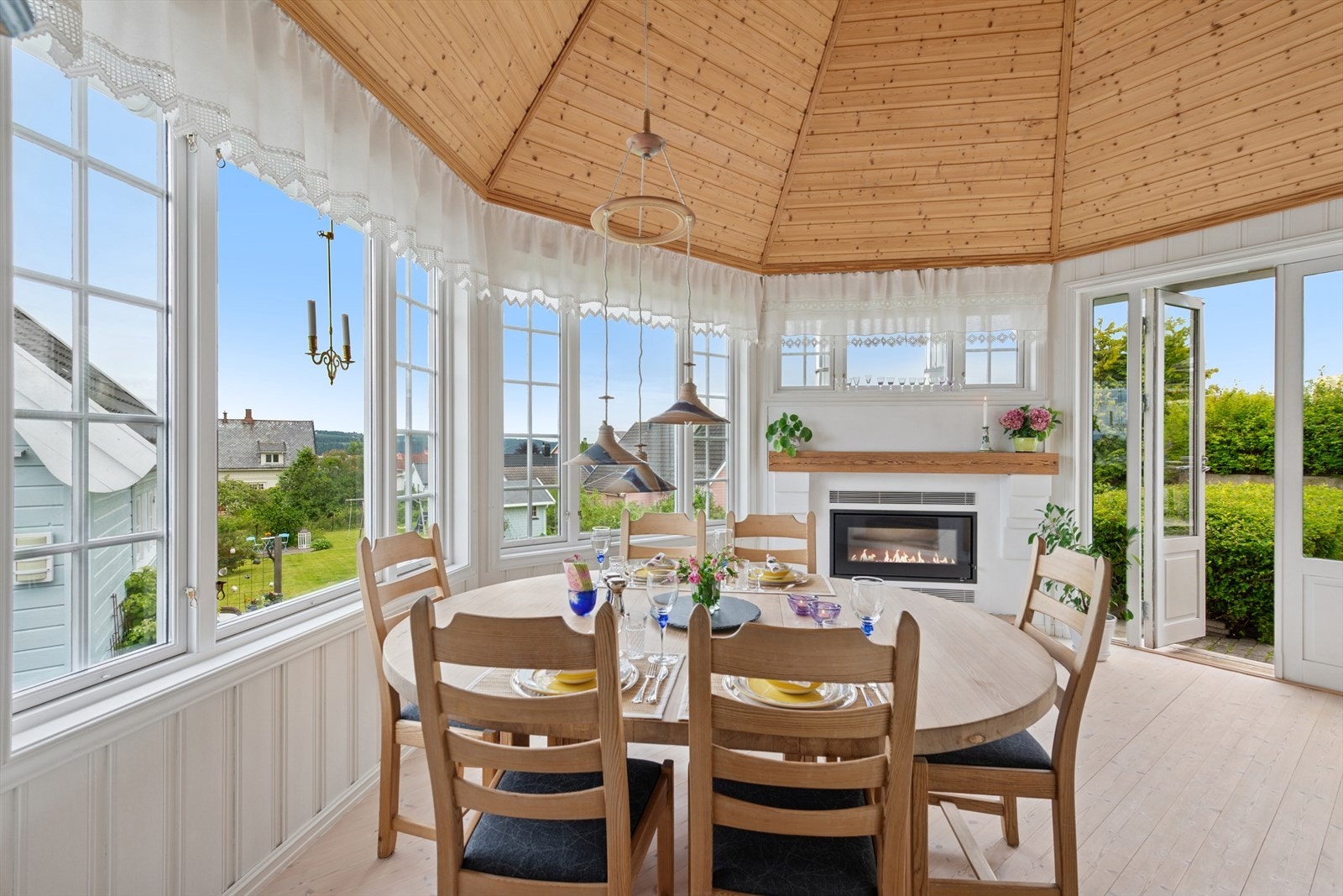 En balkongdør fra 1990 gir god tilgang til uteområdet fra spisestuen. Galleribilde