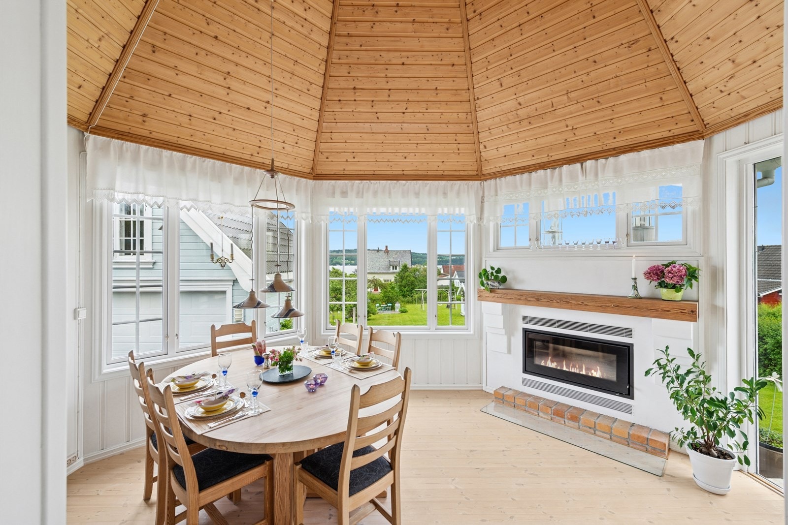 Den åttekantede spisestuen er et karakteristisk tilbygg fra 1991. Galleribilde