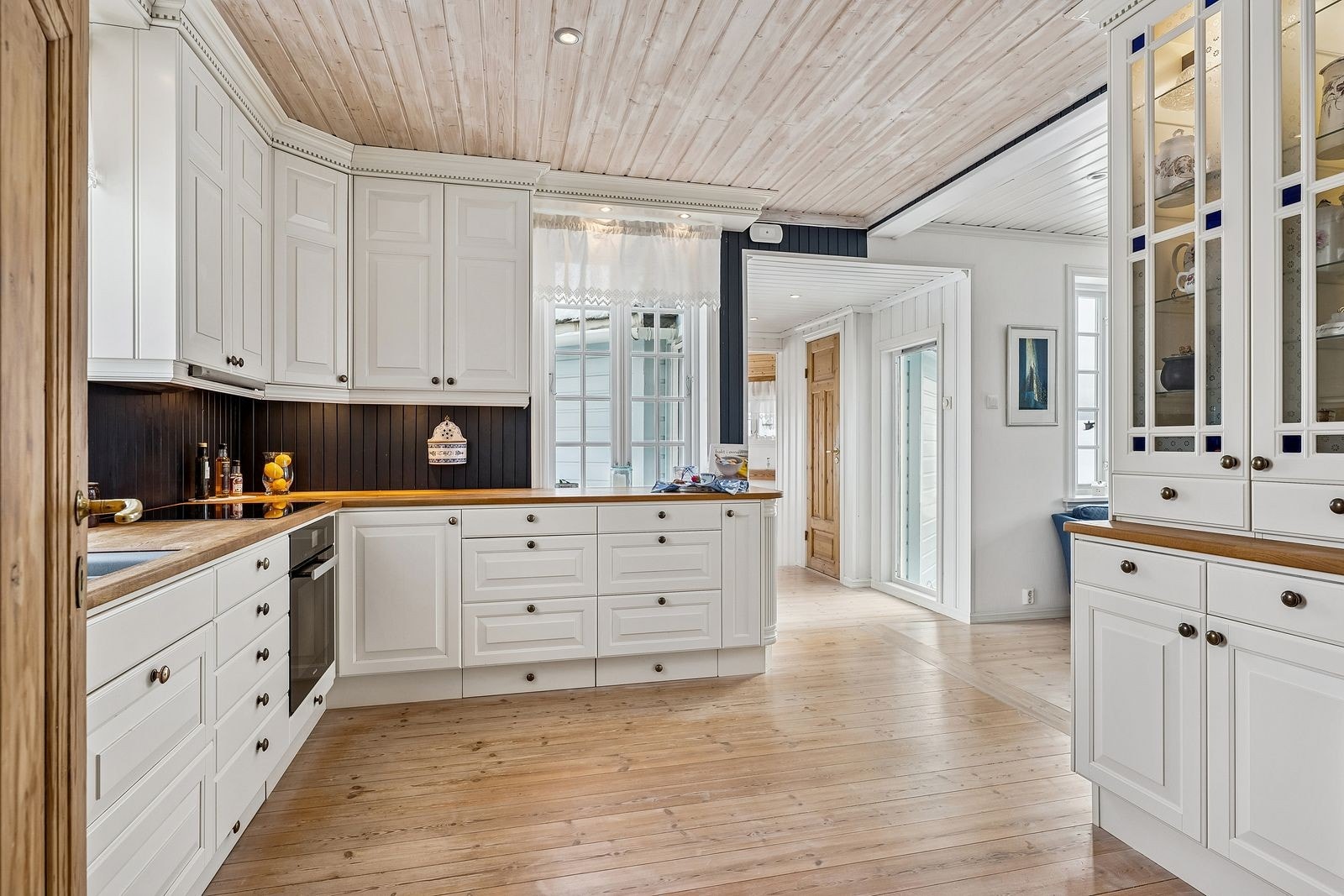 I tilknytning til kjøkkenet finnes et plassbygget kjølerom med aggregat i kjelleren. Galleribilde