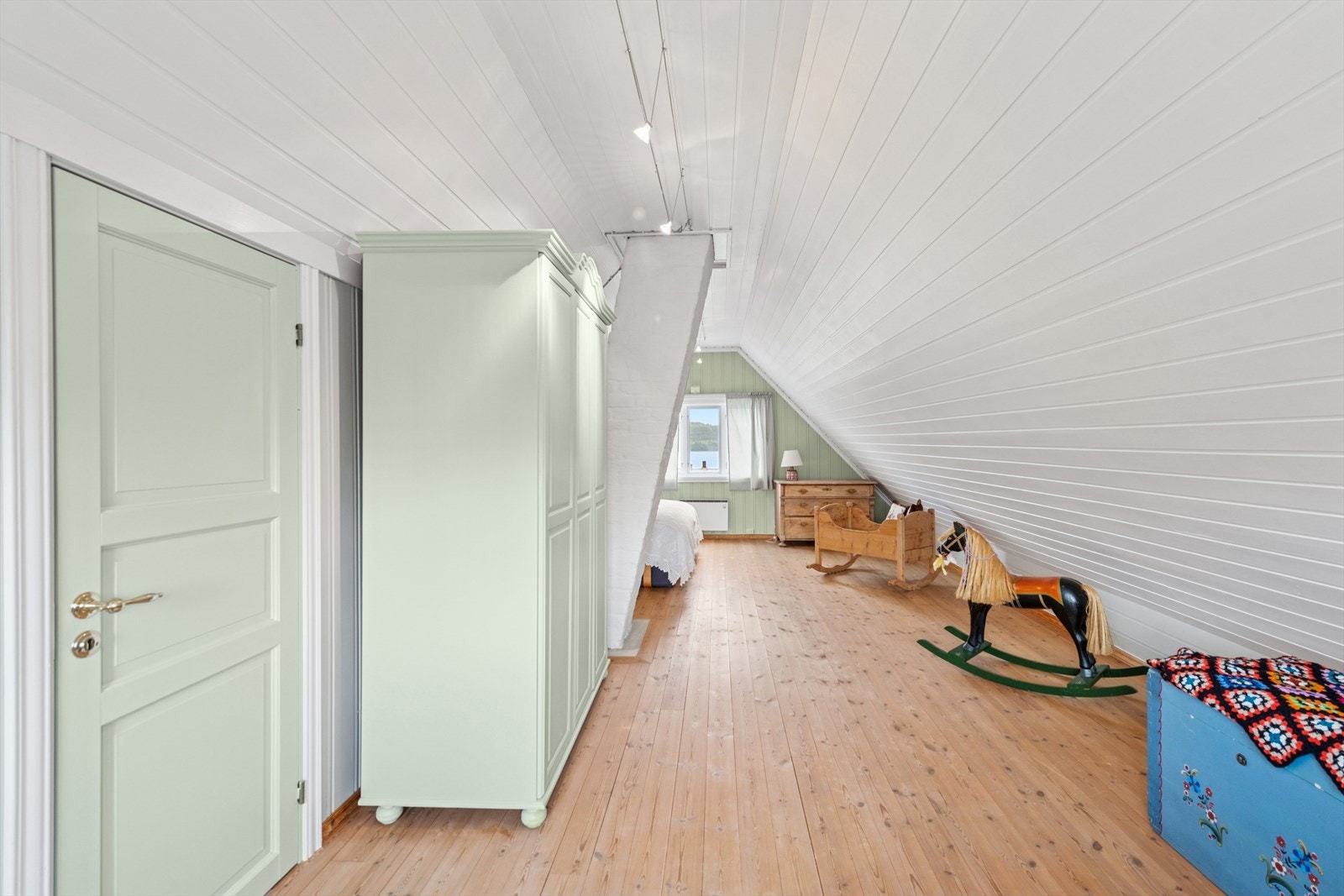 Loftet er et fleksibelt areal som kan fungere som ekstra lagringsplass. Rommet er ikke godkjent til varig opphold. Galleribilde