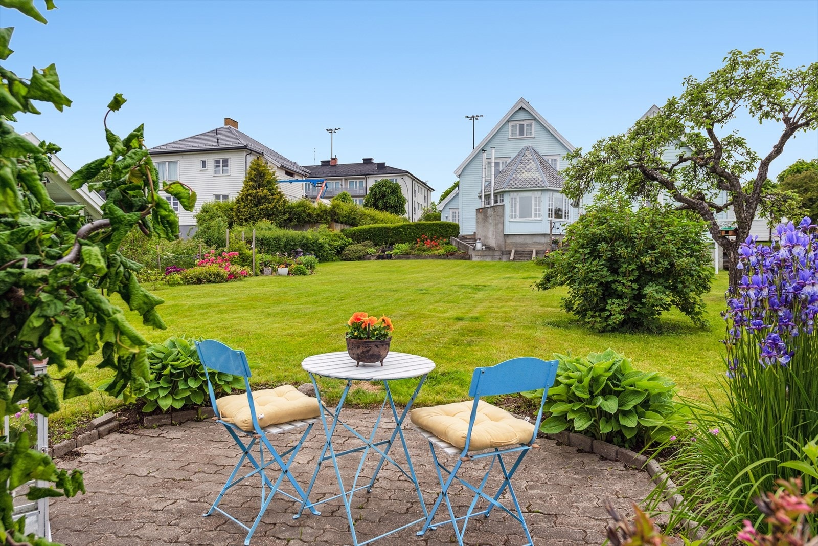 Tomten på 1232 m² er opparbeidet med plen, beplantning og flere hyggelige uteplasser. Galleribilde