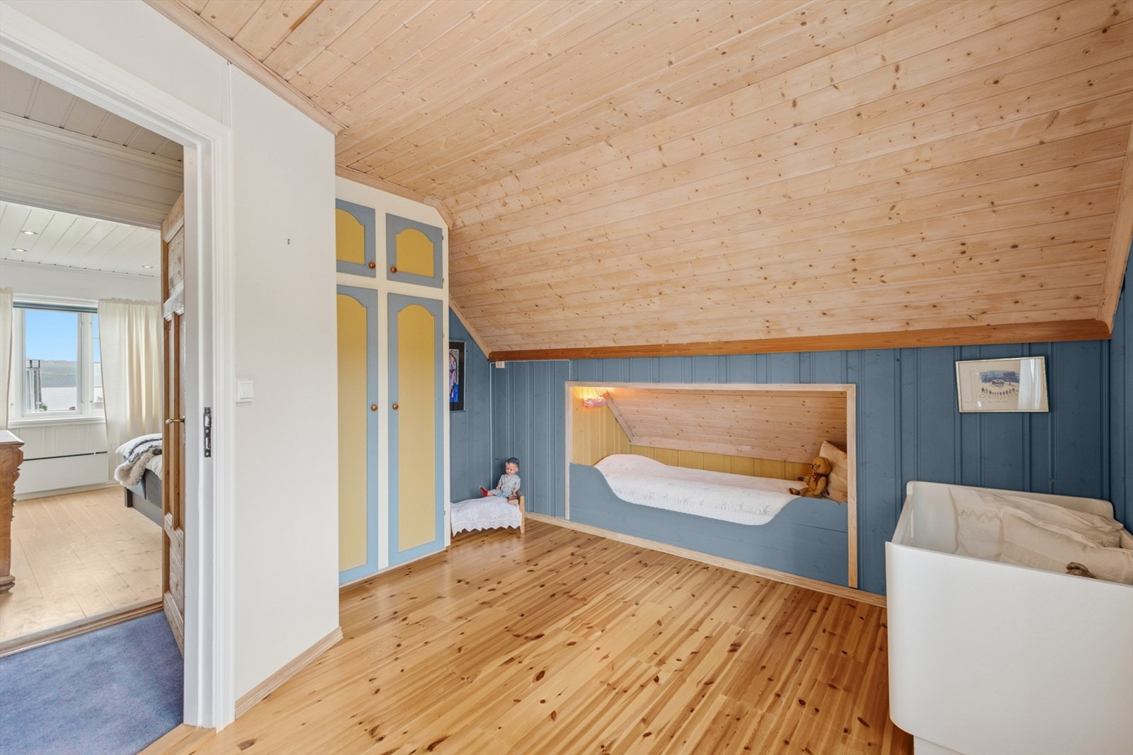 Smarte løsninger som en innebygget sengealkove utnytter plassen i rommet. Galleribilde