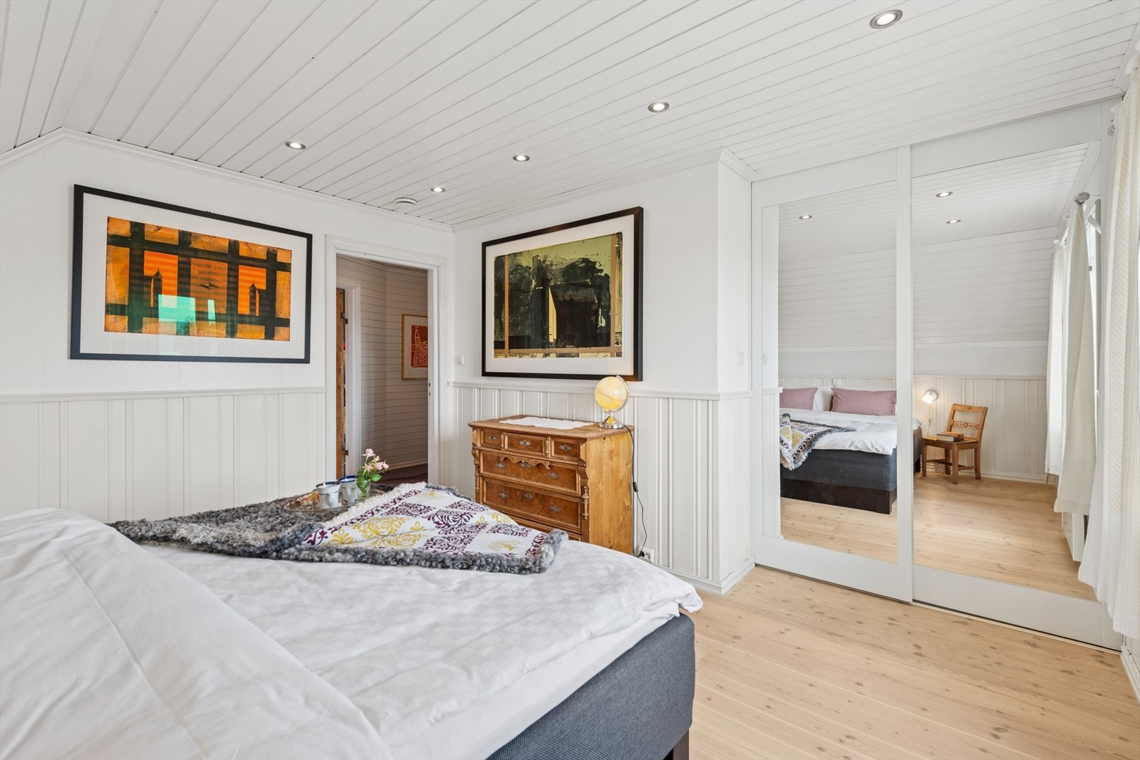 Rommet er romslig og har plass til en stor garderobeløsning med speildører. Galleribilde