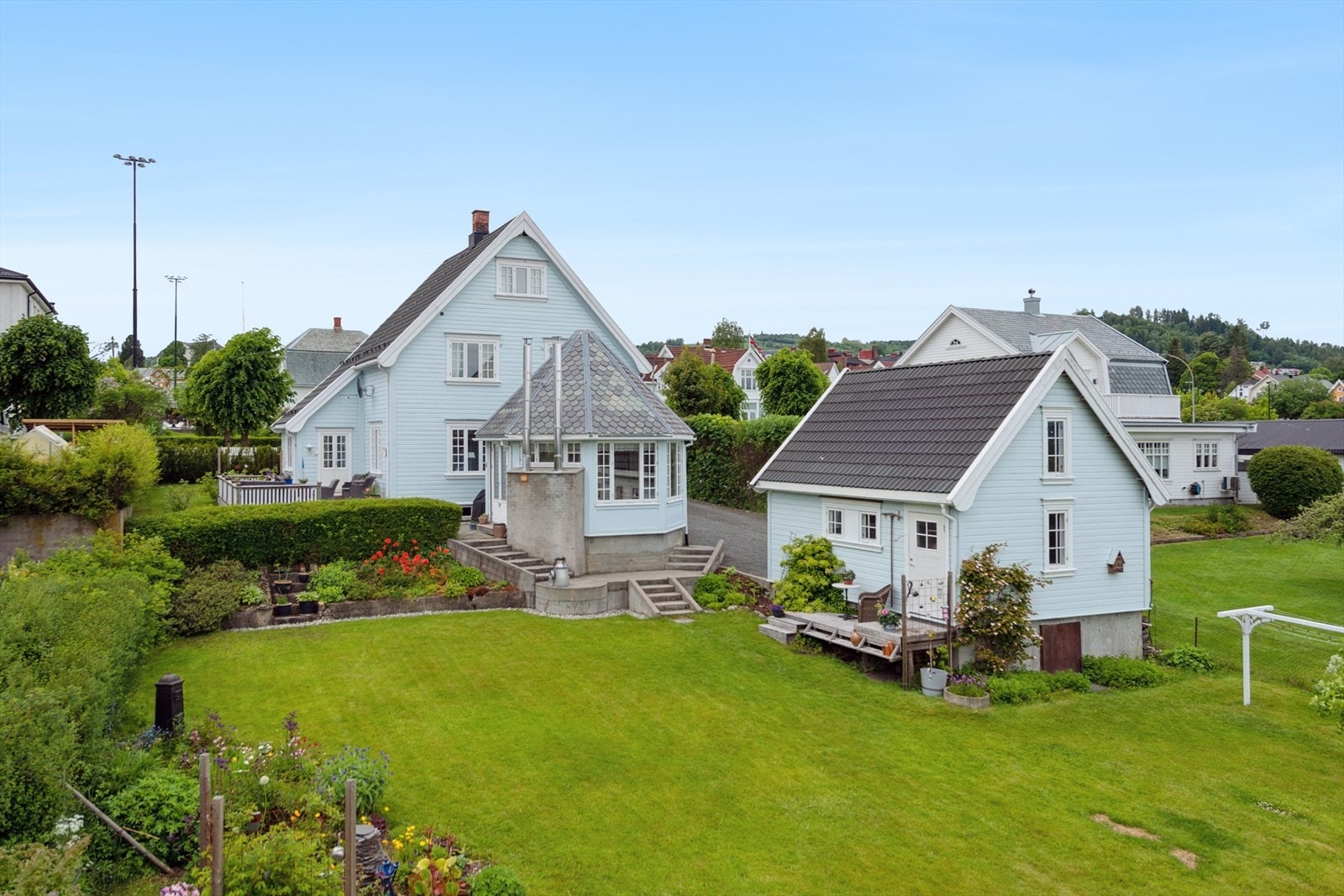Eiendommen er komplett med både dobbelgarasje og en sjarmerende lekestue i hagen. Galleribilde