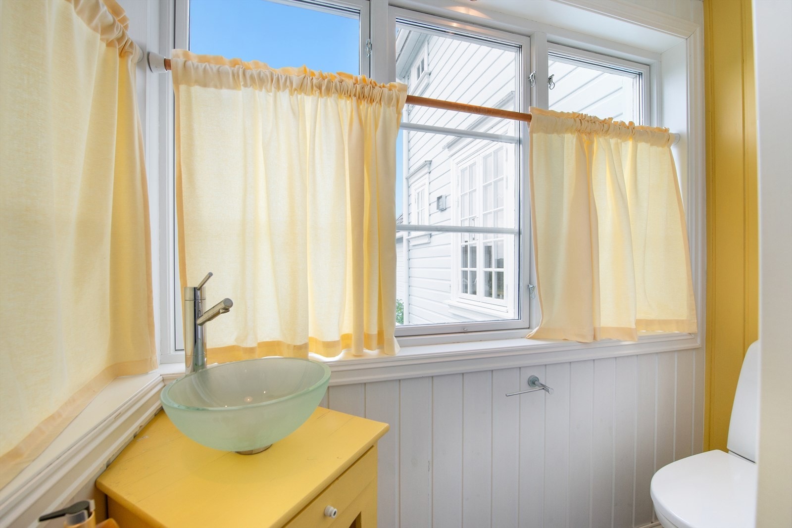 Praktisk toalettrom i første etasje, oppgradert med varmekabler i gulvet i 2019. Galleribilde