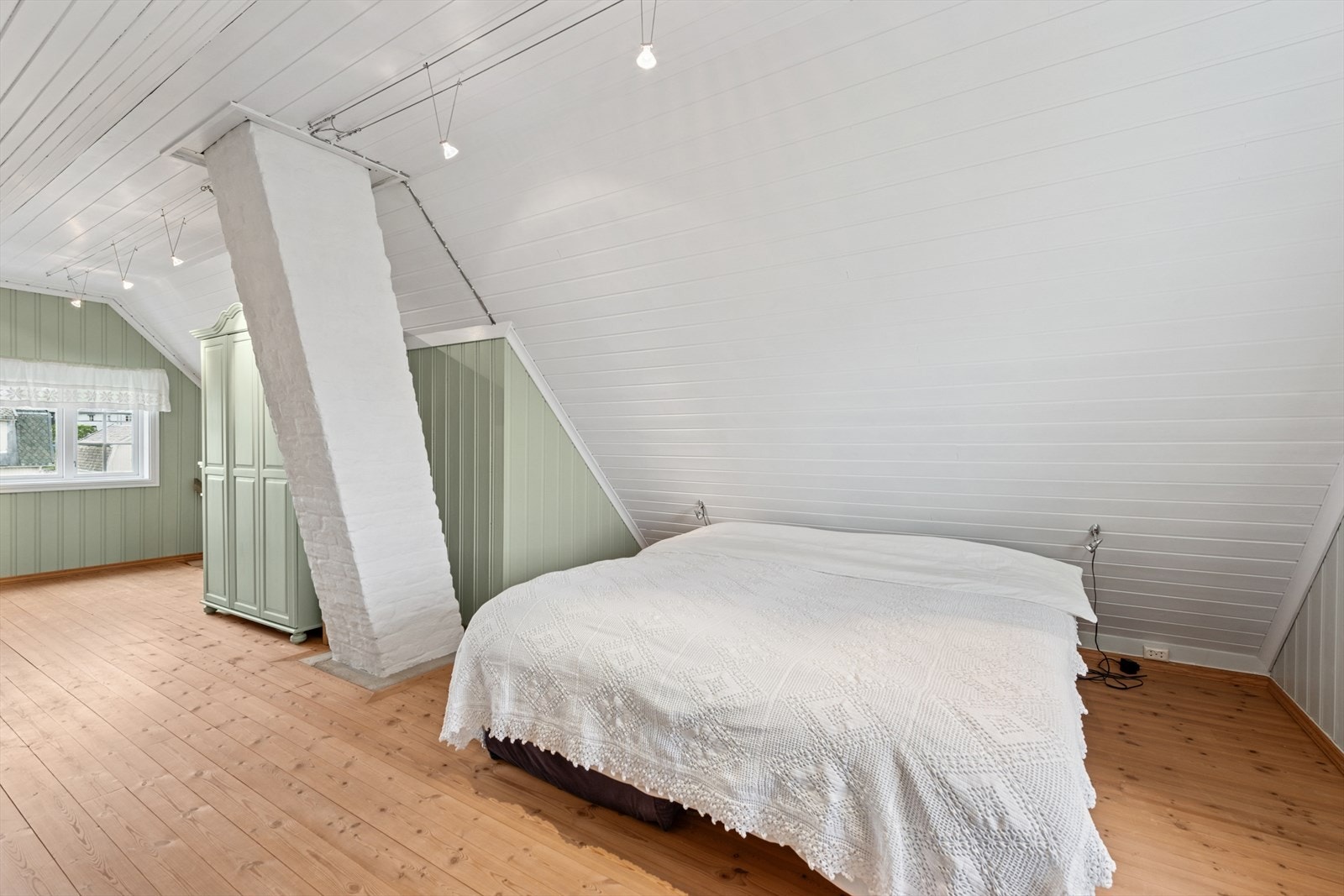 Det innredede loftsrommet ble malt i 2025 og har en lys og åpen atmosfære. Galleribilde