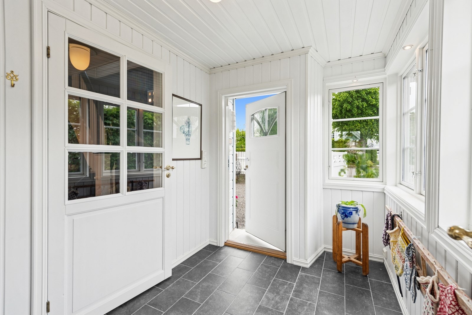 Vindfanget har flislagt gulv med varmekabler for en komfortabel velkomst. Galleribilde