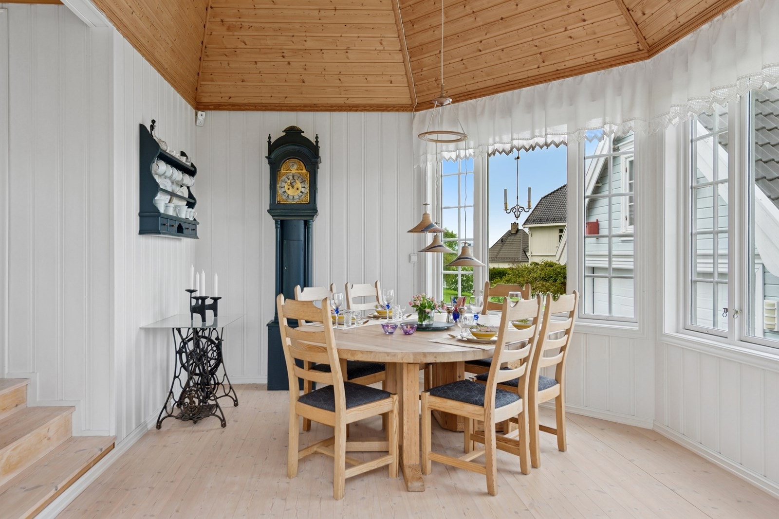 Spisestuen har, i likhet med de andre stuene, vannbåren gulvvarme. Galleribilde