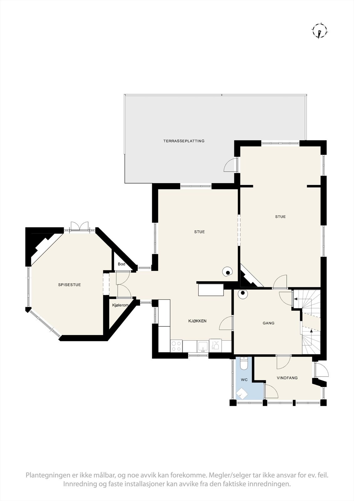 Første etasje har en innholdsrik planløsning med flere stuer, kjøkken og utgang til terrasse. Galleribilde