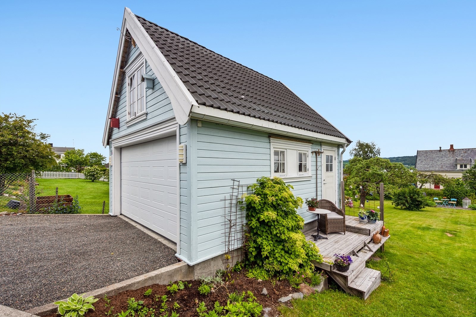 Dobbelgarasje fra 2009 med innlagt strøm og opplegg for elbillader installert i 2018. Galleribilde