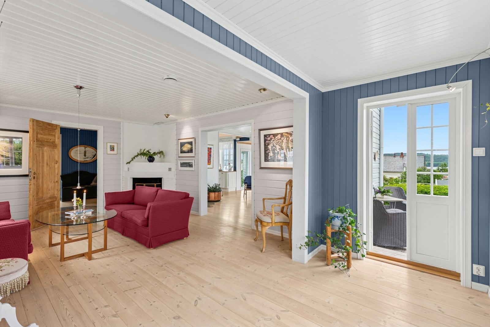 Fra stuen er det direkte utgang til en sørvendt terrasseplatting på 31 m². Galleribilde