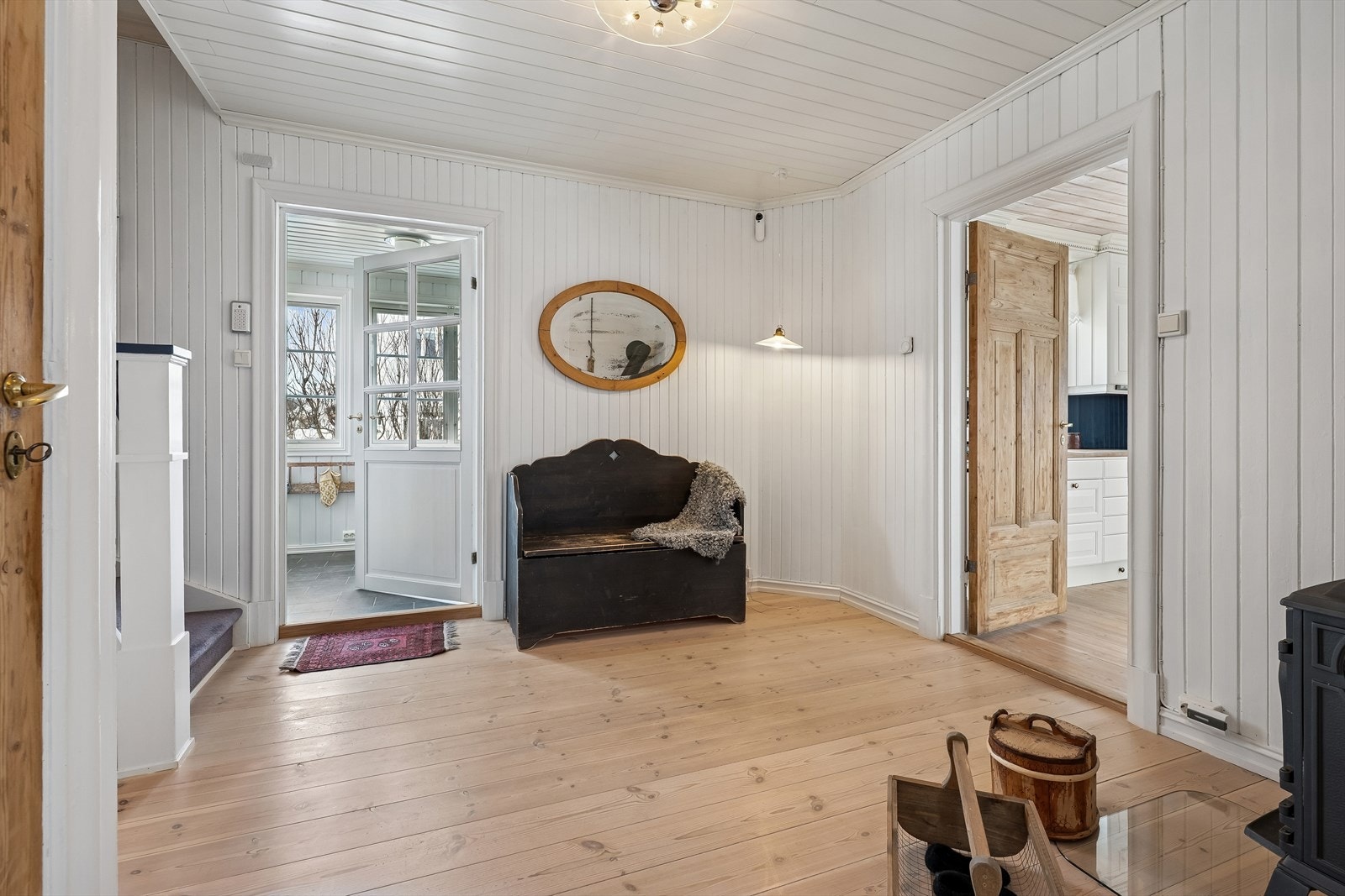 Gangen i første etasje binder rommene sammen og har en vedovn for ekstra varme. Galleribilde