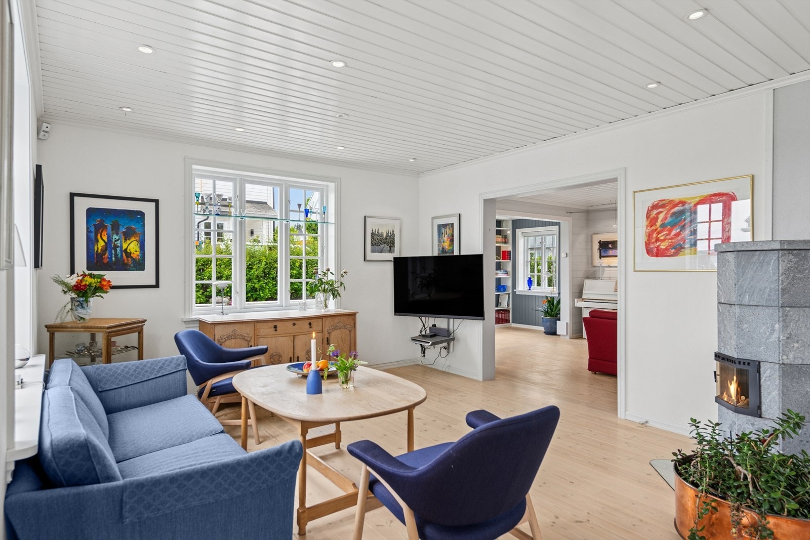 TV-stuen er utstyrt med en klebersteinsovn som gir jevn og behagelig varme. Galleribilde