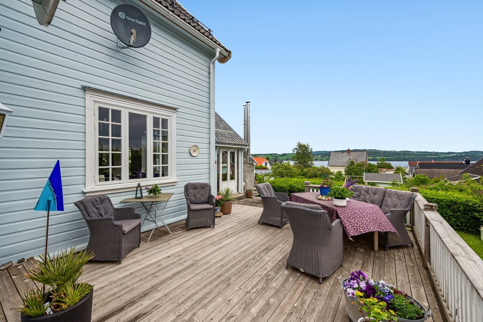 Den store terrasseplattingen gir rikelig med plass for utemøbler og sosiale soner. Galleribilde