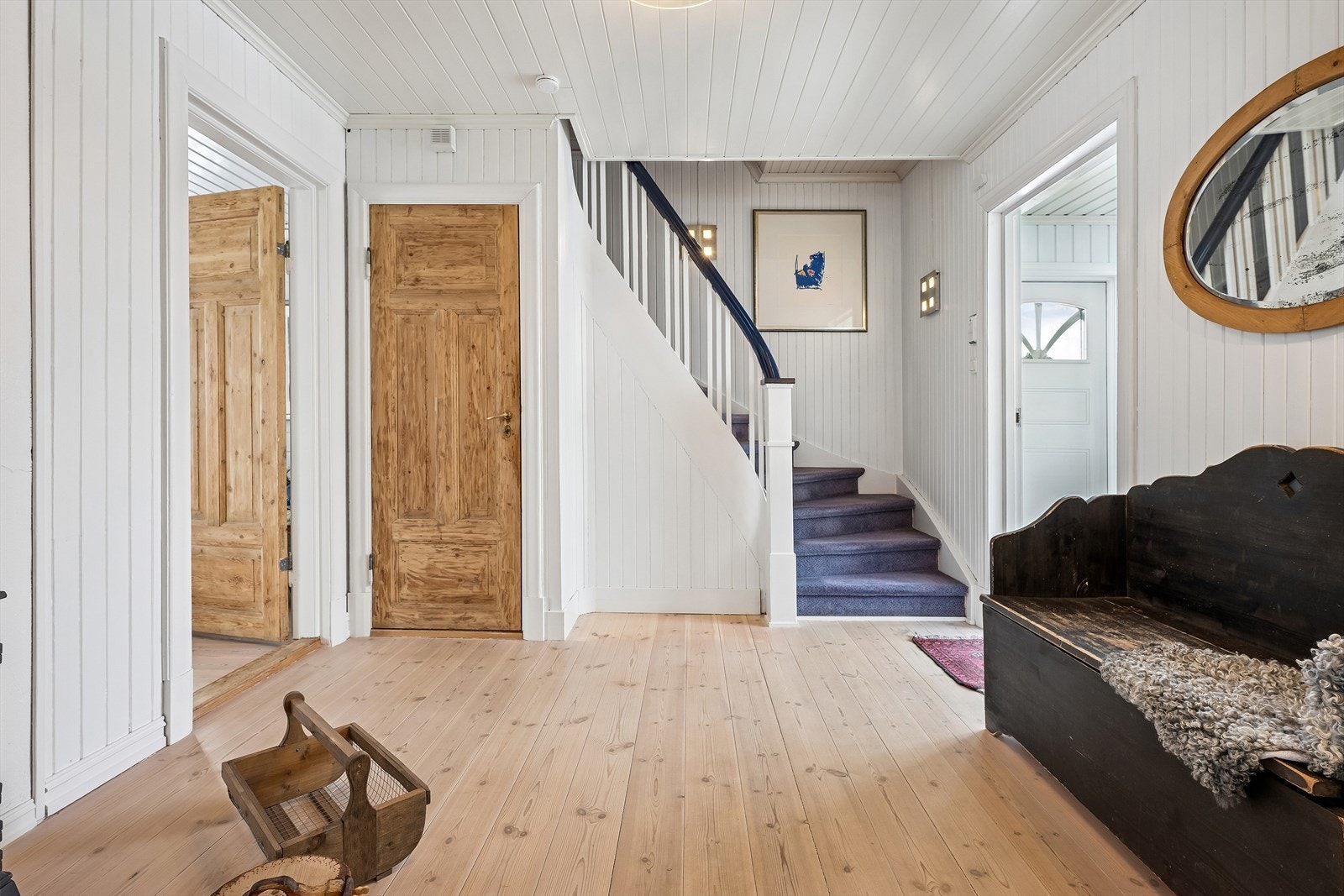 Trapperommet har originale tredører som bidrar til boligens sjel og sjarm. Galleribilde