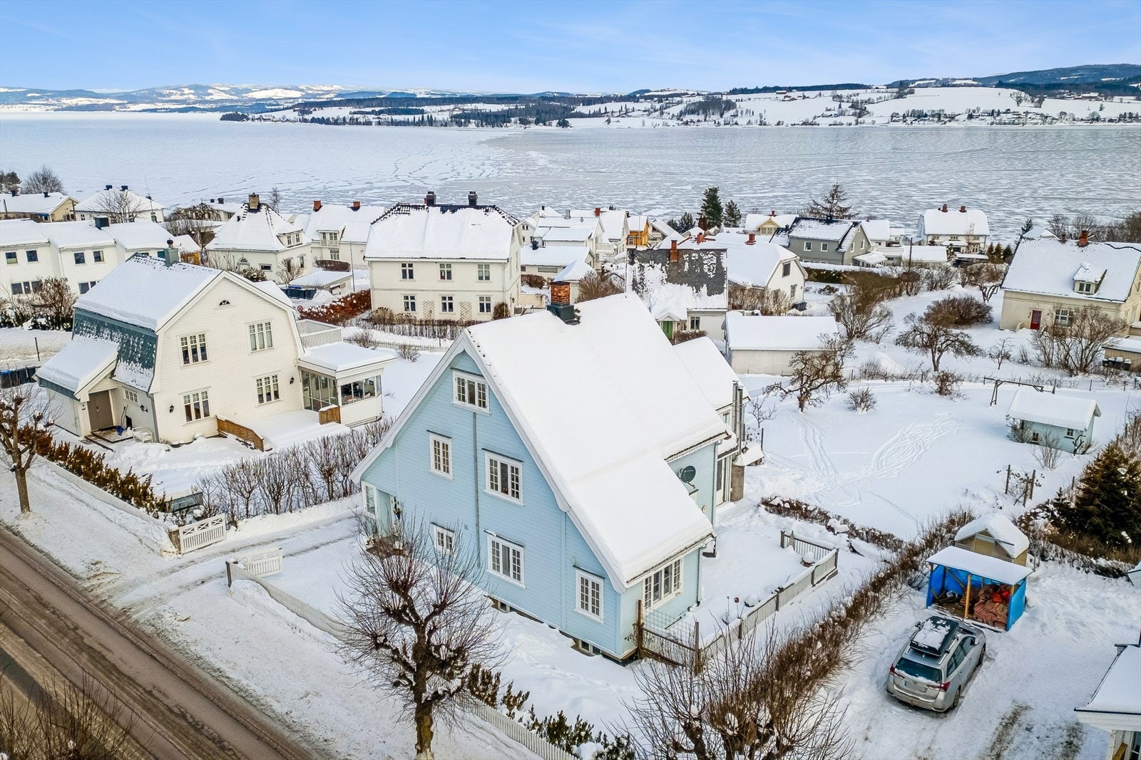 Eiendommen har en attraktiv og sentrumsnær beliggenhet med utsikt mot Mjøsa. Galleribilde
