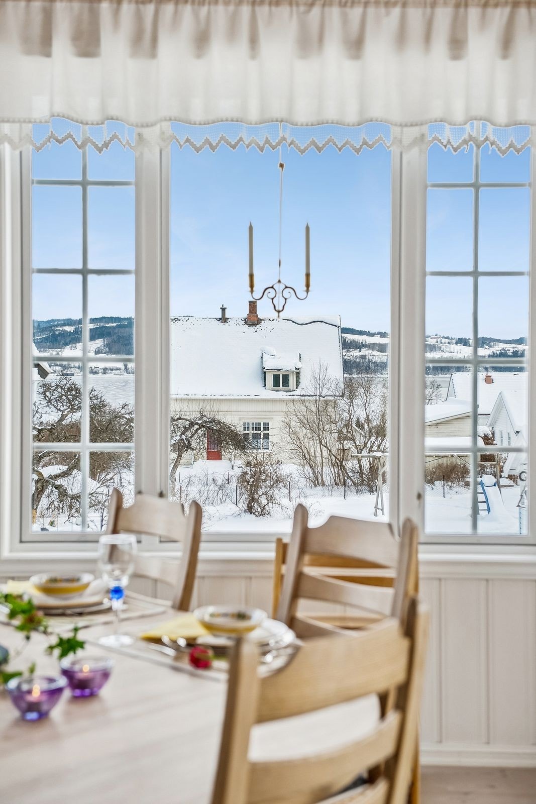 Vinduene i spisestuen kombinerer klassisk stil med moderne 2-lags isolerglass. Galleribilde