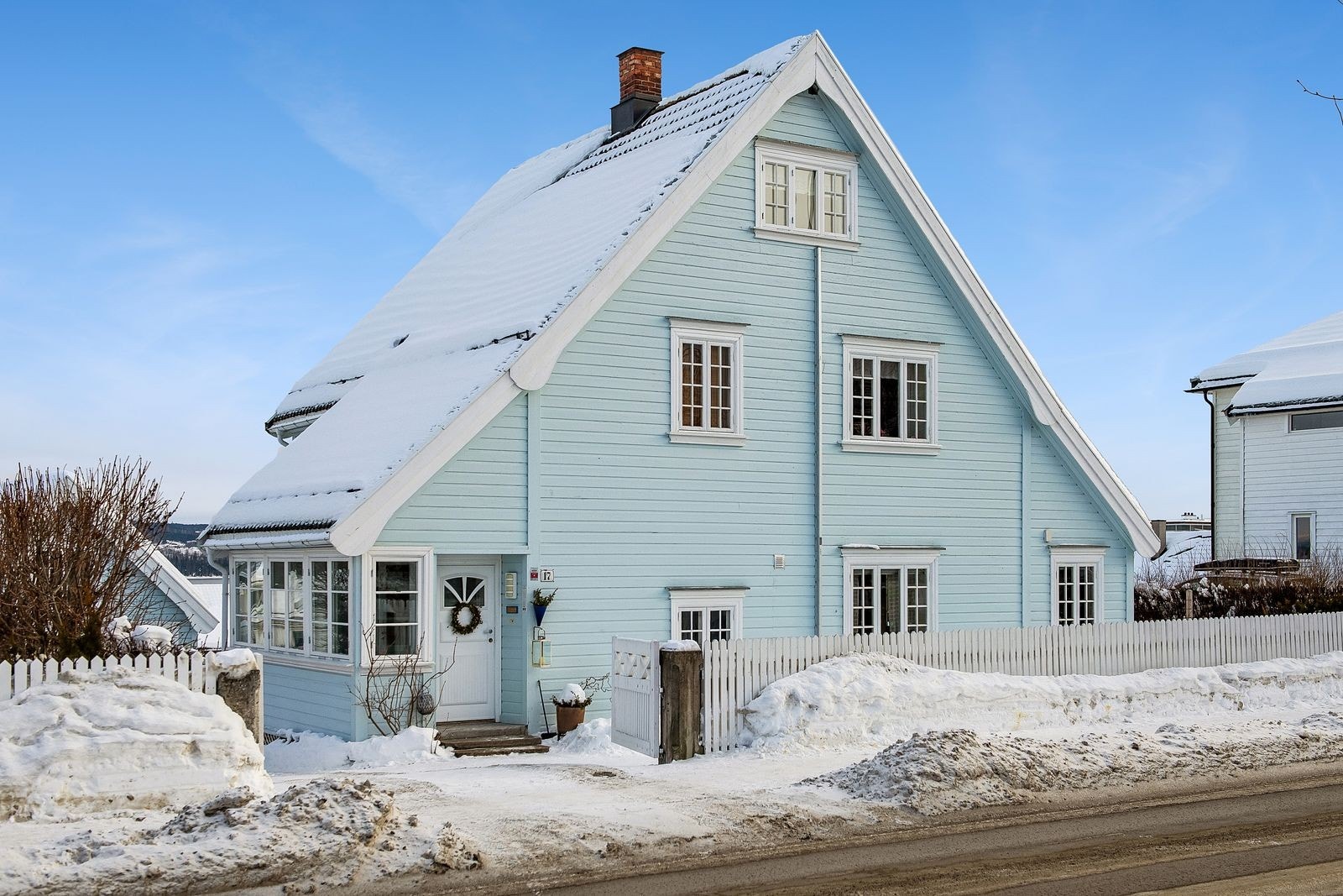 Taket ble lagt om med ny Zanda takstein i 2002. Galleribilde