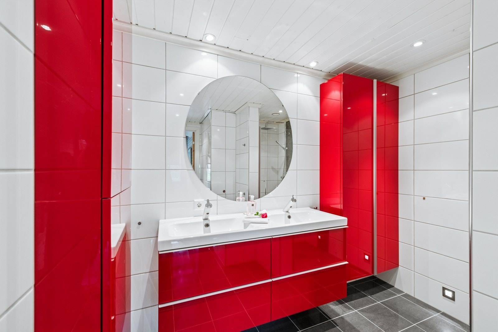 Badet i andre etasje ble renovert i 2013 og har dobbel servant og dusjnisje. Galleribilde