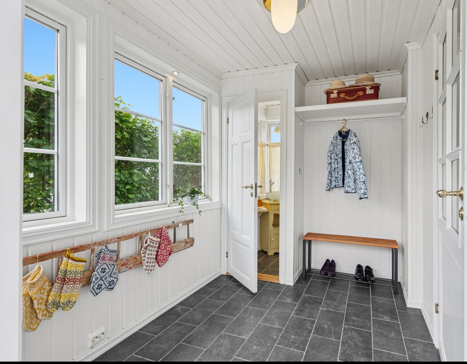 Entréen er lys og romslig, med nye vinduer fra 2024 og god plass til garderobeløsninger. Galleribilde