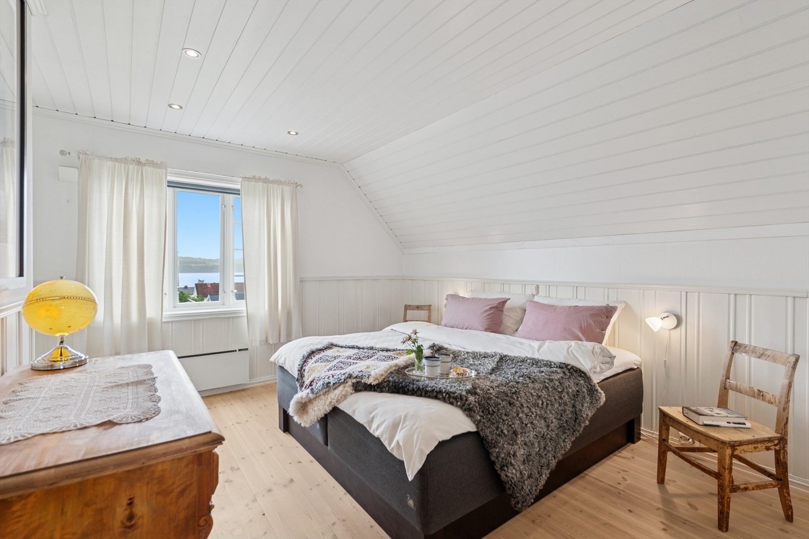 Hovedsoverommet i andre etasje har nye vinduer fra 2018 som gir god isolasjon. Galleribilde