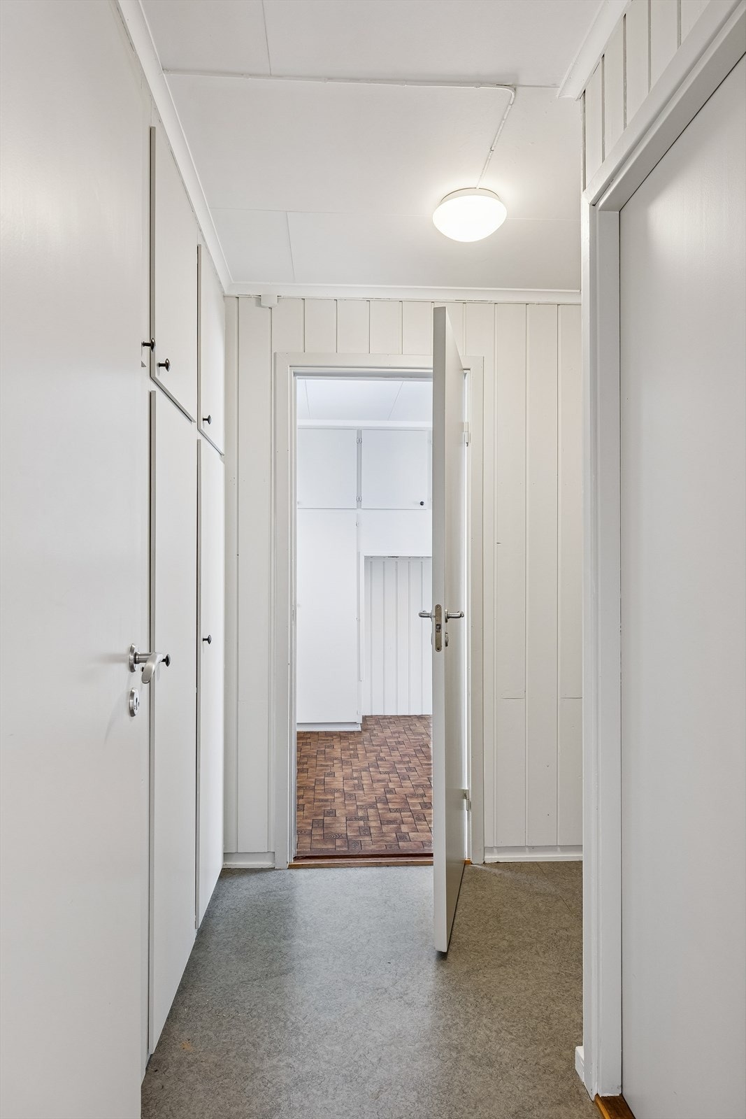 En egen gang leder til boligens soveromsavdeling, adskilt fra de sosiale sonene. Galleribilde