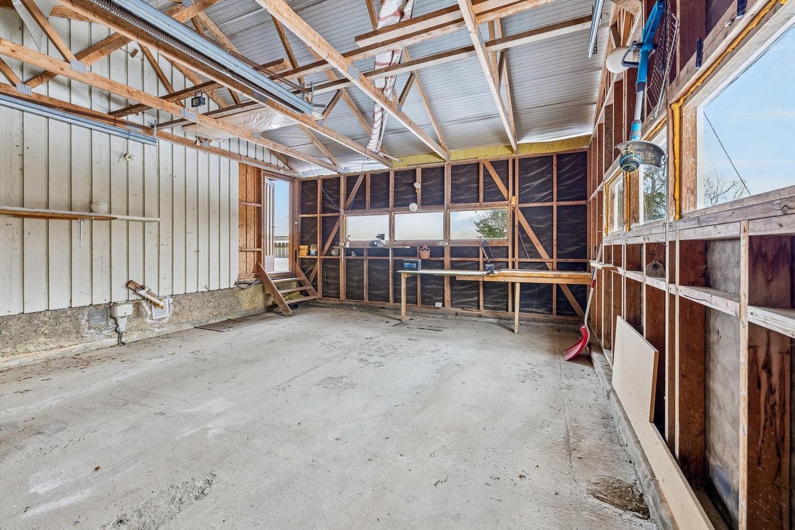 Den tilbygde garasjen på 40 m² gir god plass til parkering og oppbevaring. Galleribilde