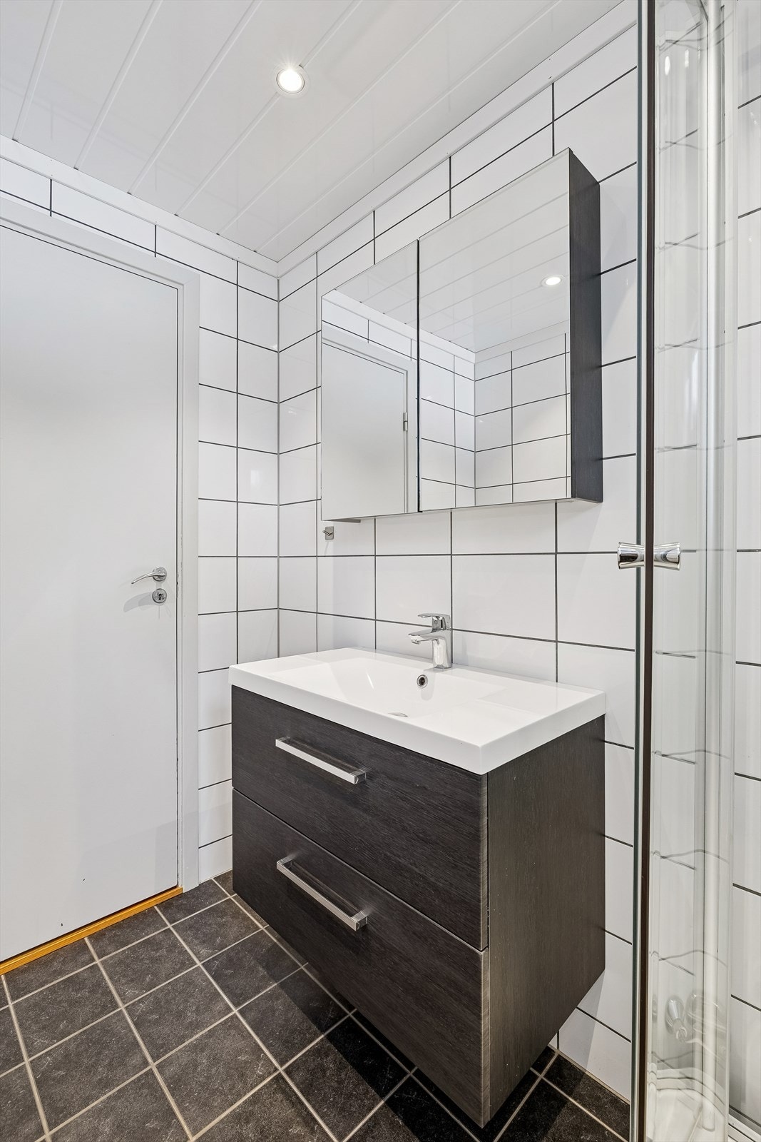 Her er det gulvvarme for ekstra komfort. Alt av rør og elektrisk anlegg ble skiftet i 2018. Galleribilde