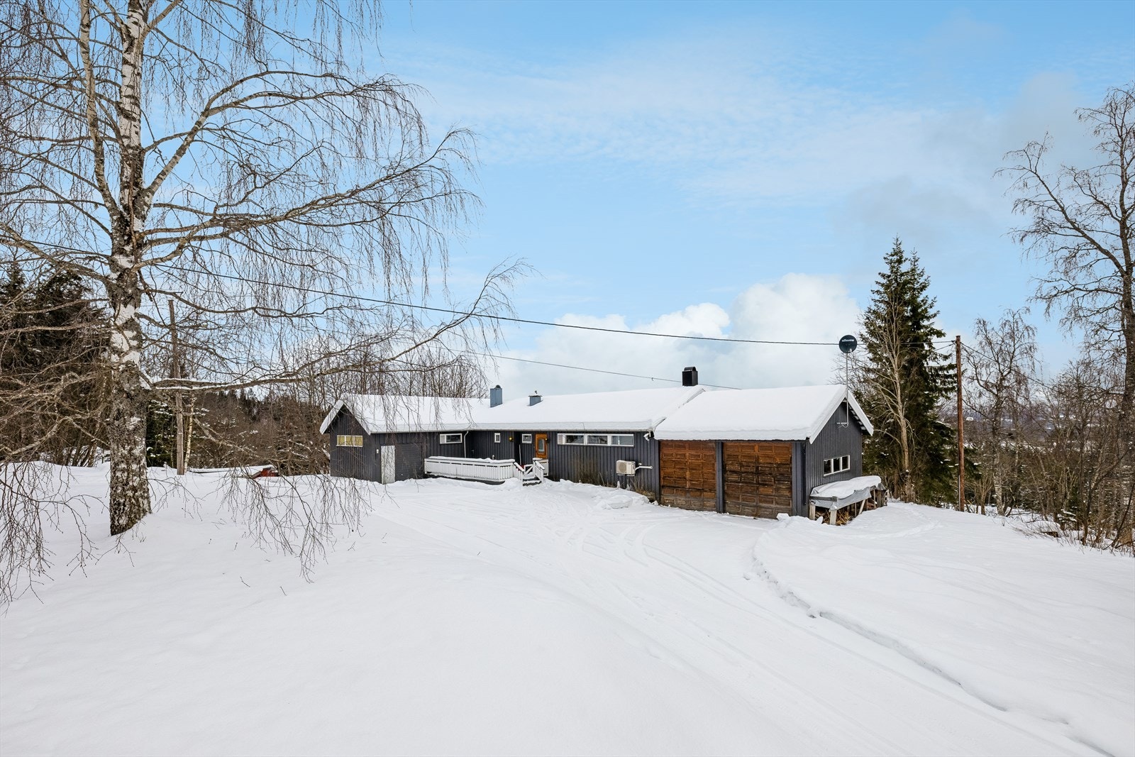 Utenfor inngangspartiets terrasse hadde boligen opprinnelig en inntilbygget garasje, som i dag er en praktisk, utvendig bod på 14 m². Galleribilde