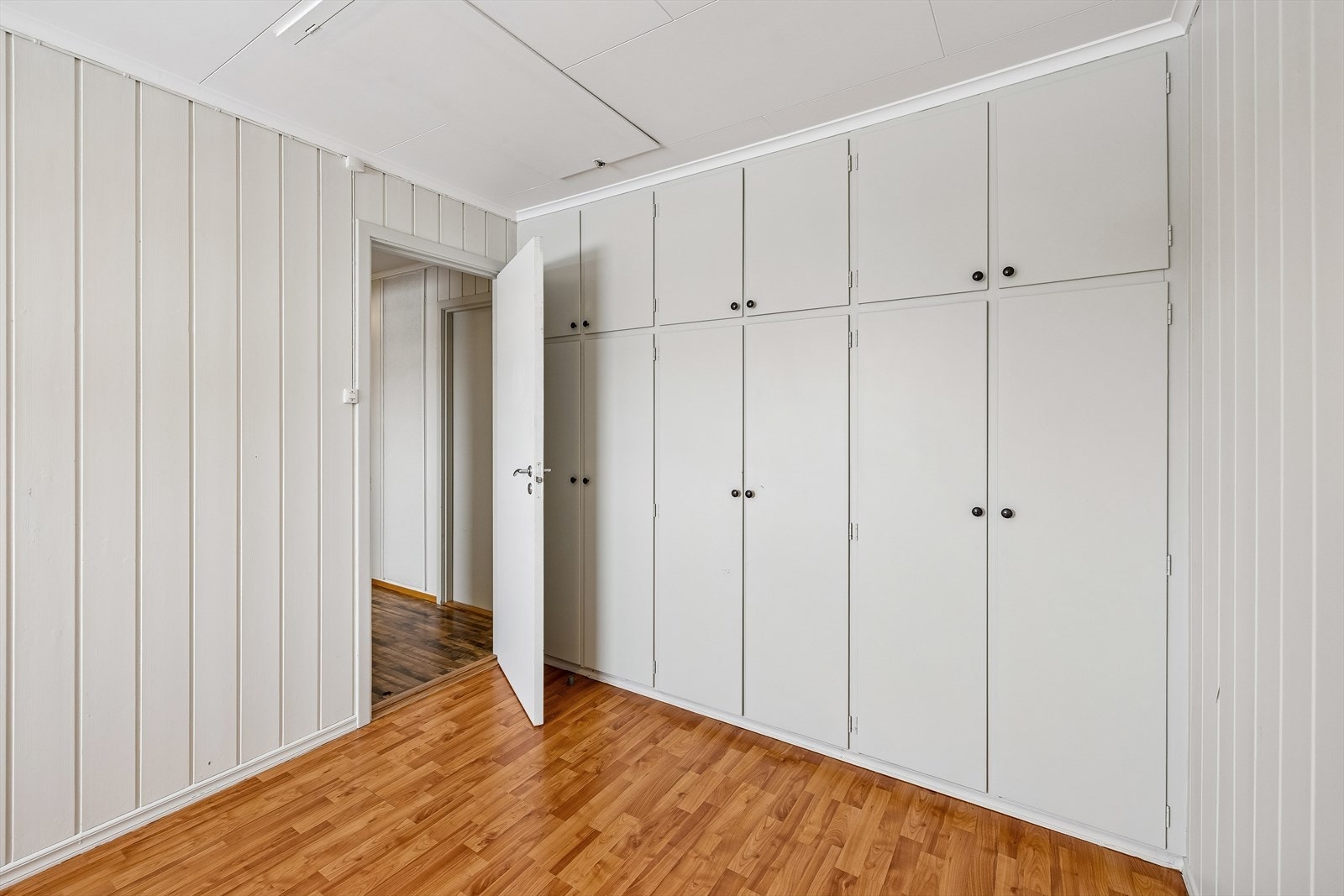 Integrerte garderobeskap på soverommene gir rikelig med oppbevaringsplass. Galleribilde