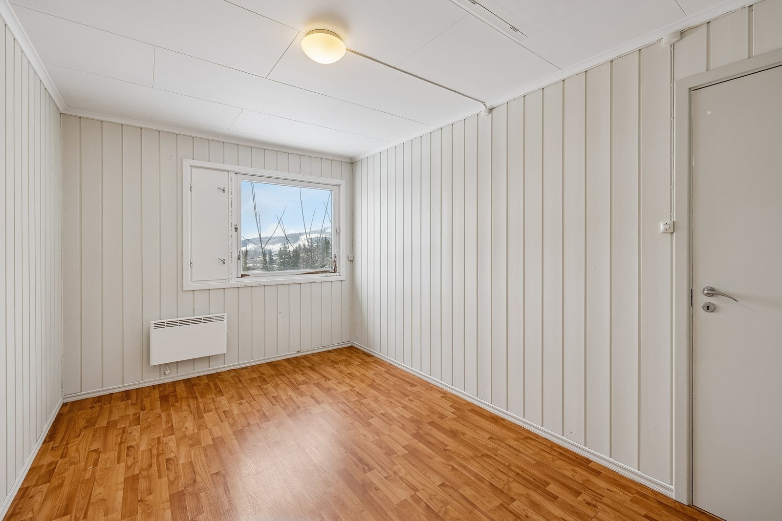 Alle soverommene er utstyrt med nye panelovner fra 2018 for jevn og god oppvarming. Galleribilde