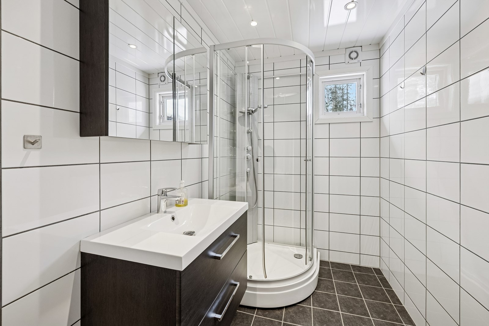 Badet ble rehabilitert i 2018 med fliser på gulv og vegger, samt nytt dusjkabinett. Galleribilde