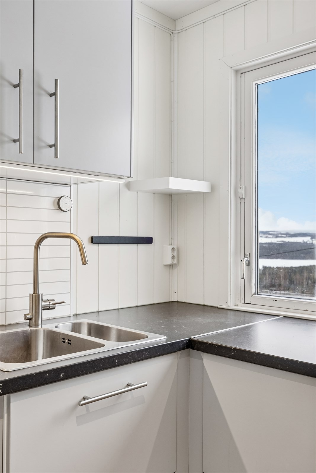 Dobbel kjøkkenkum og belysning over benk. Galleribilde