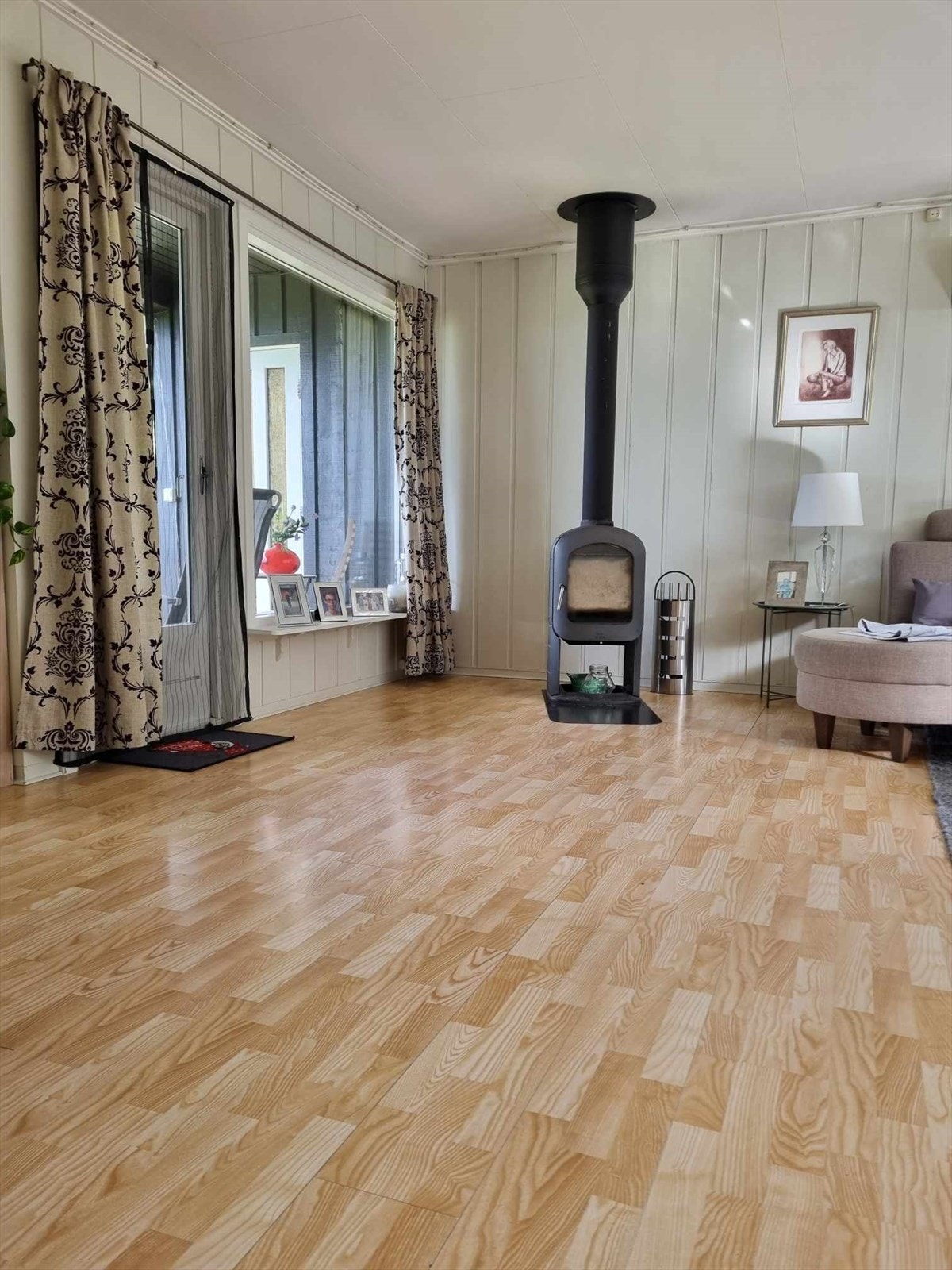 Detaljer fra stue, med nyere peisovn. Galleribilde