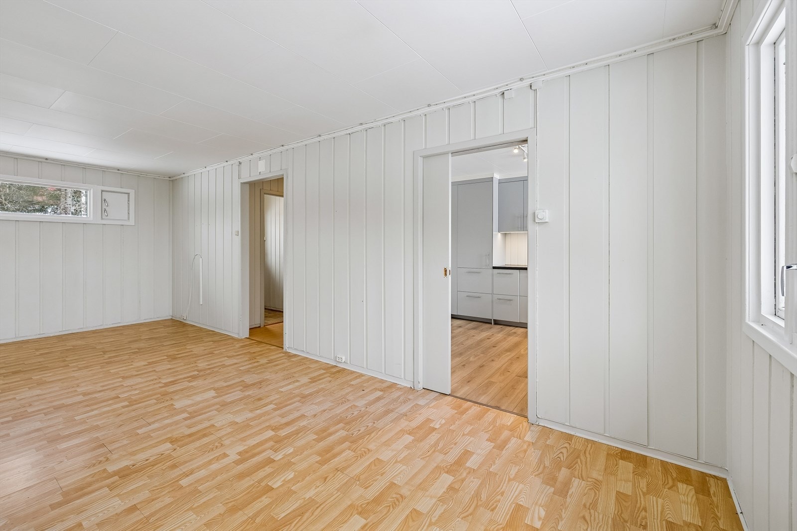 Åpen og fin løsningen mellom stue, spisestue og kjøkken. Galleribilde